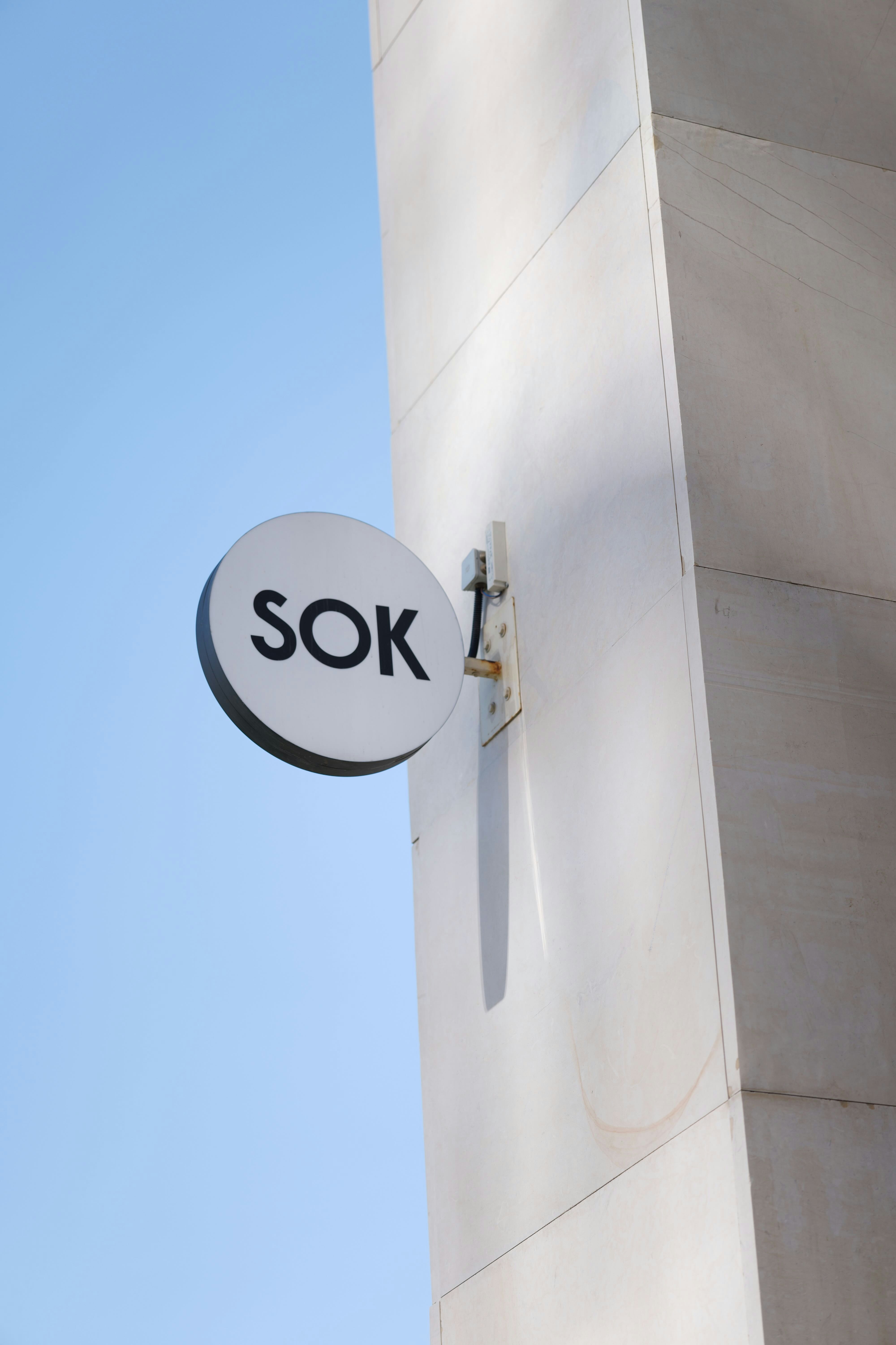 The sok sign is mounted on a building. photo – Free Image on Unsplash