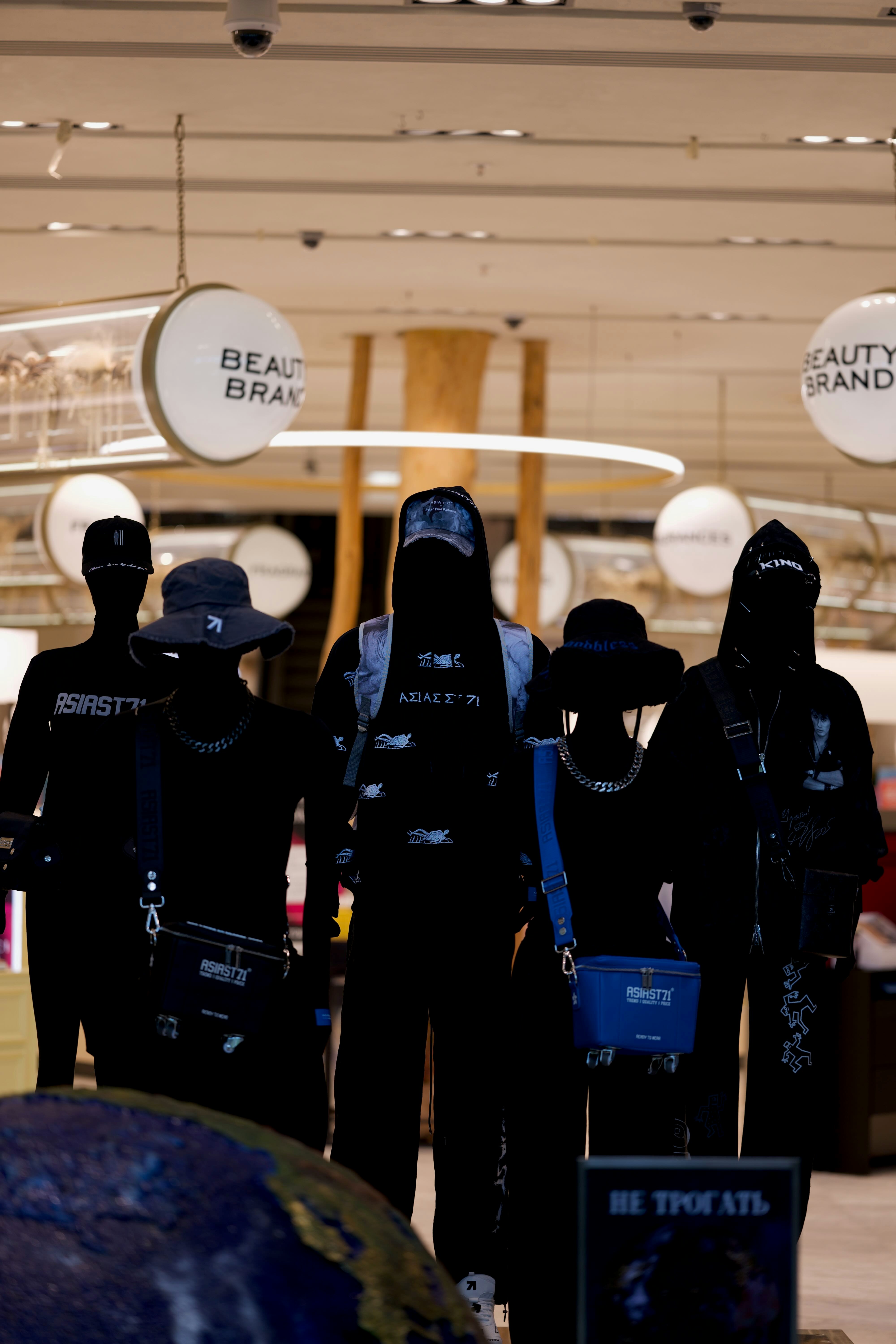 photo-1746971393029-c89a13693f56?ixid=M3wxMjA3fDB8MXxzZWFyY2h8MjB8fHVuaWZvcm1zJTIwc3VwcGxpZXIlMjBpbiUyMHNoYXJqYWh8ZW58MHx8fHwxNzQ4MDMwNzQwfDA\u0026ixlib=rb-4.1.0