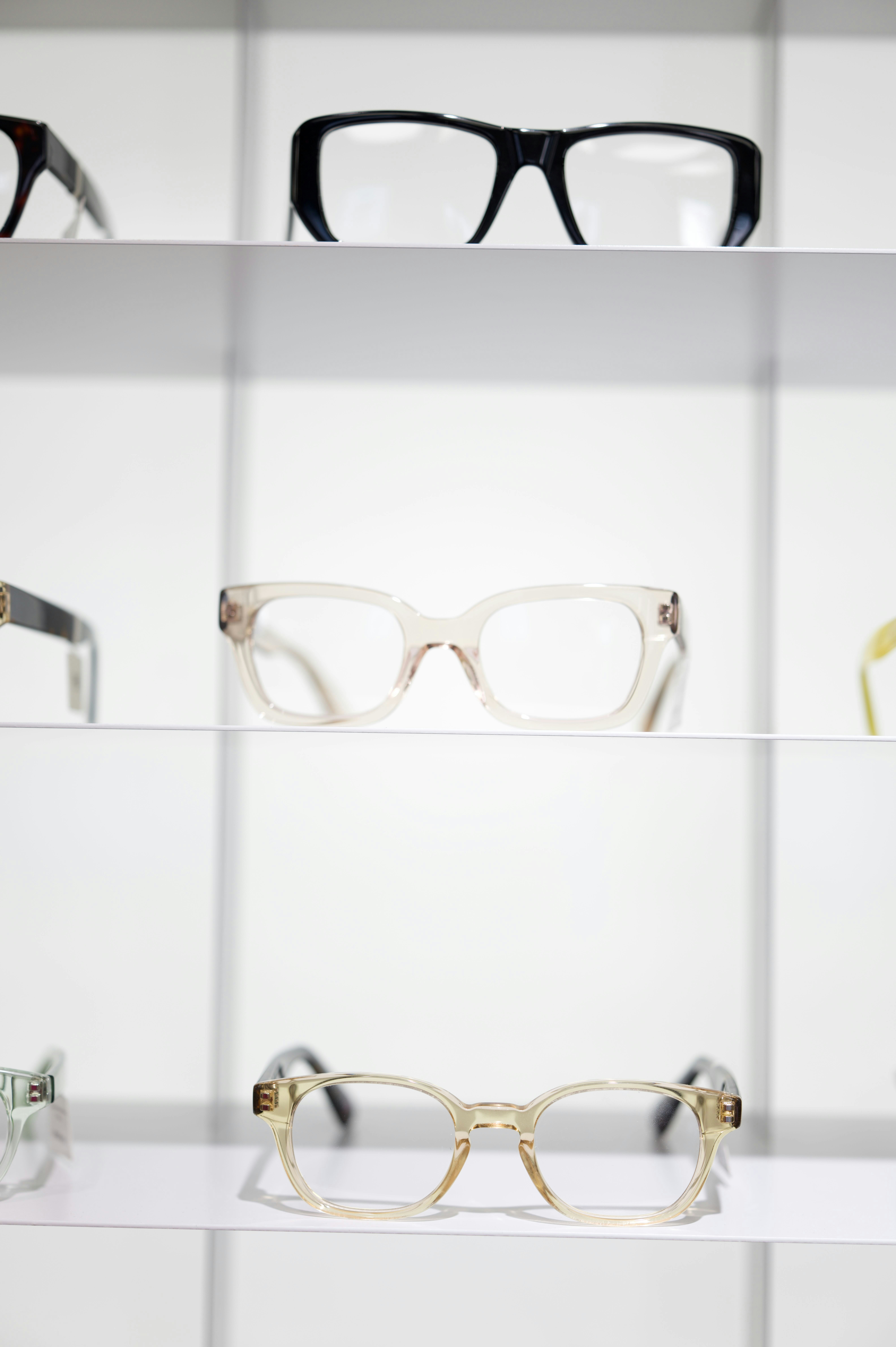 Comparison of online and in-store eyeglass shopping environments
