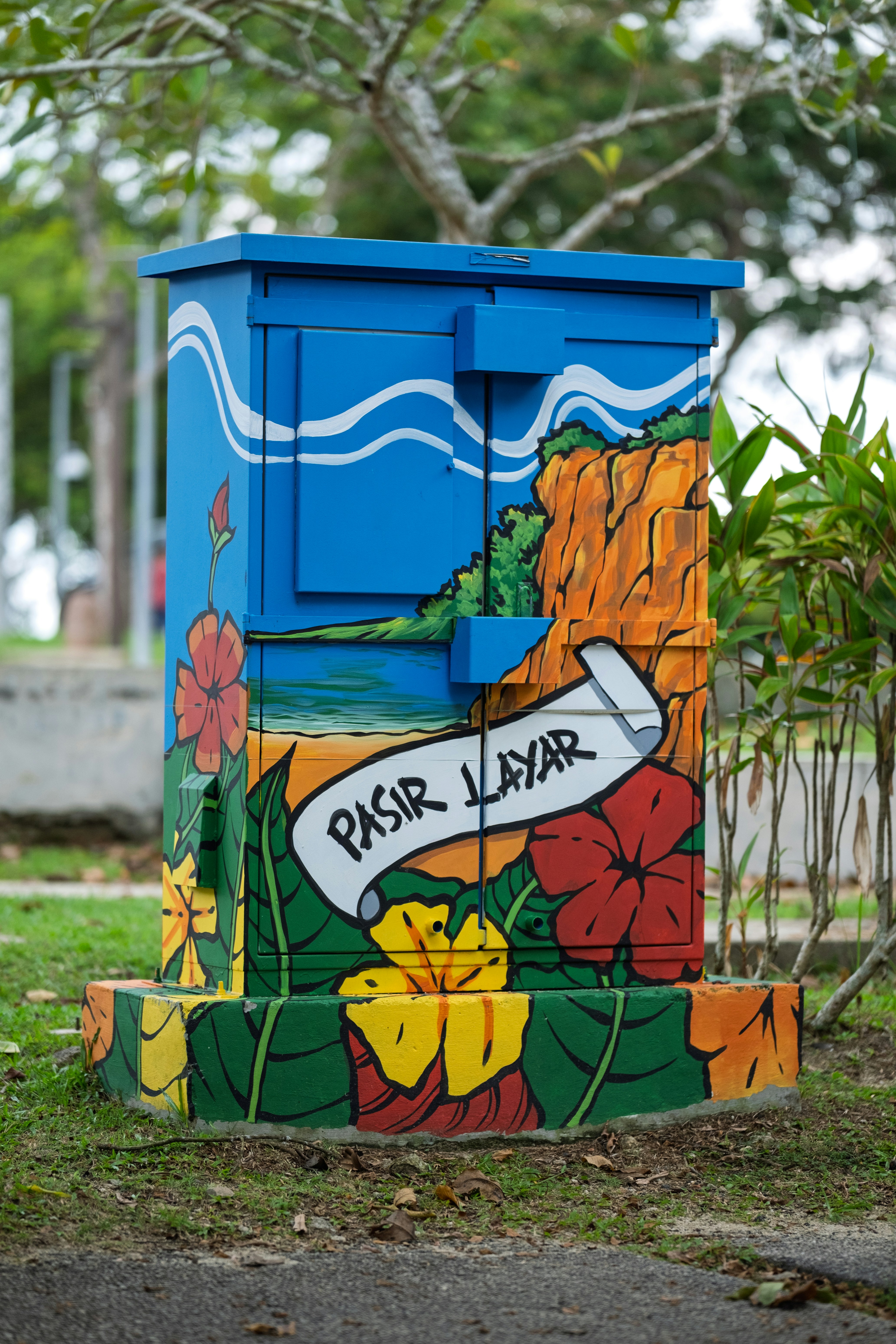 Kotak listrik yang dicat warna-warni dengan desain bunga.
