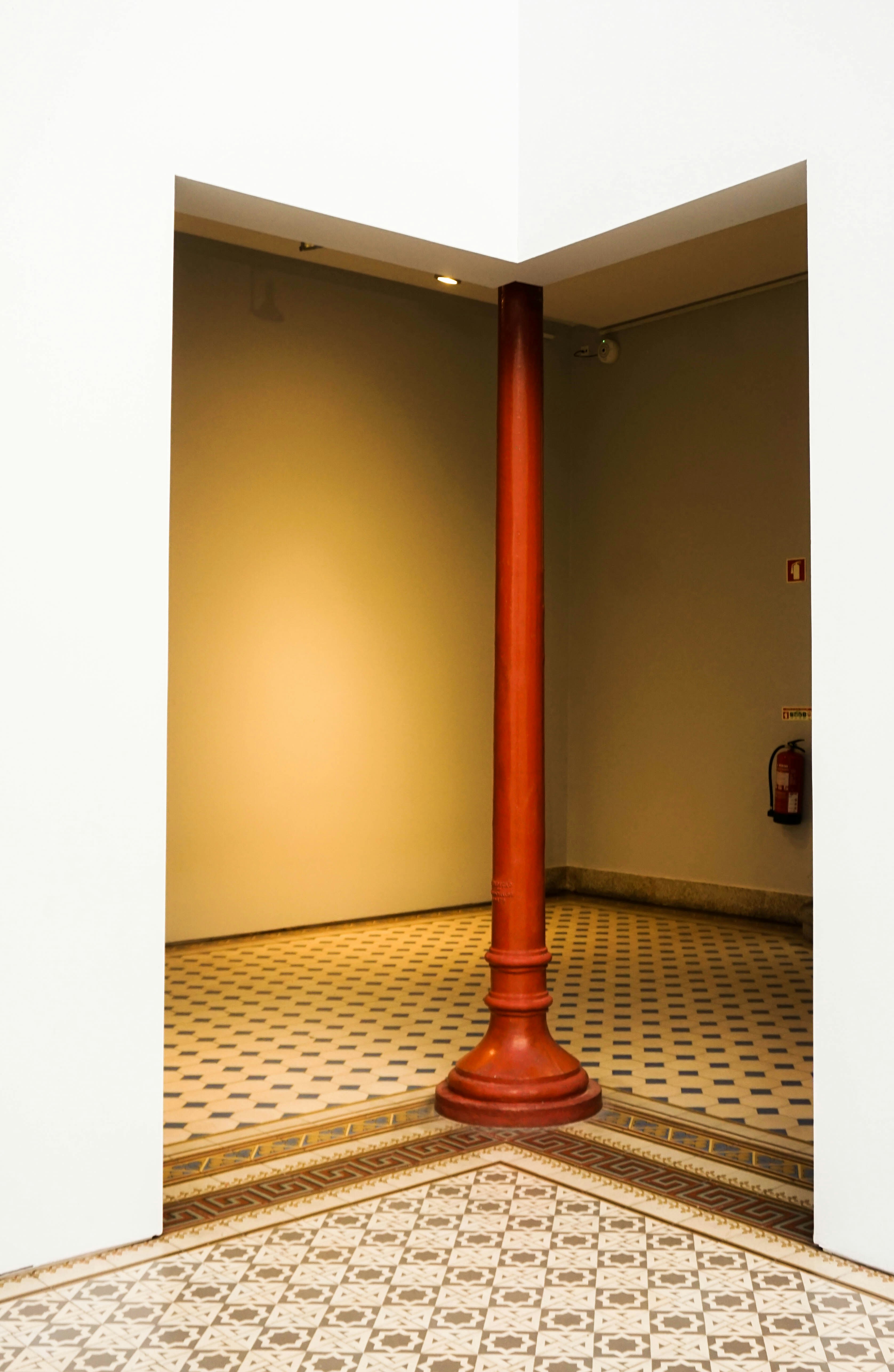 A red column stands in an empty room. photo – Free Image on Unsplash