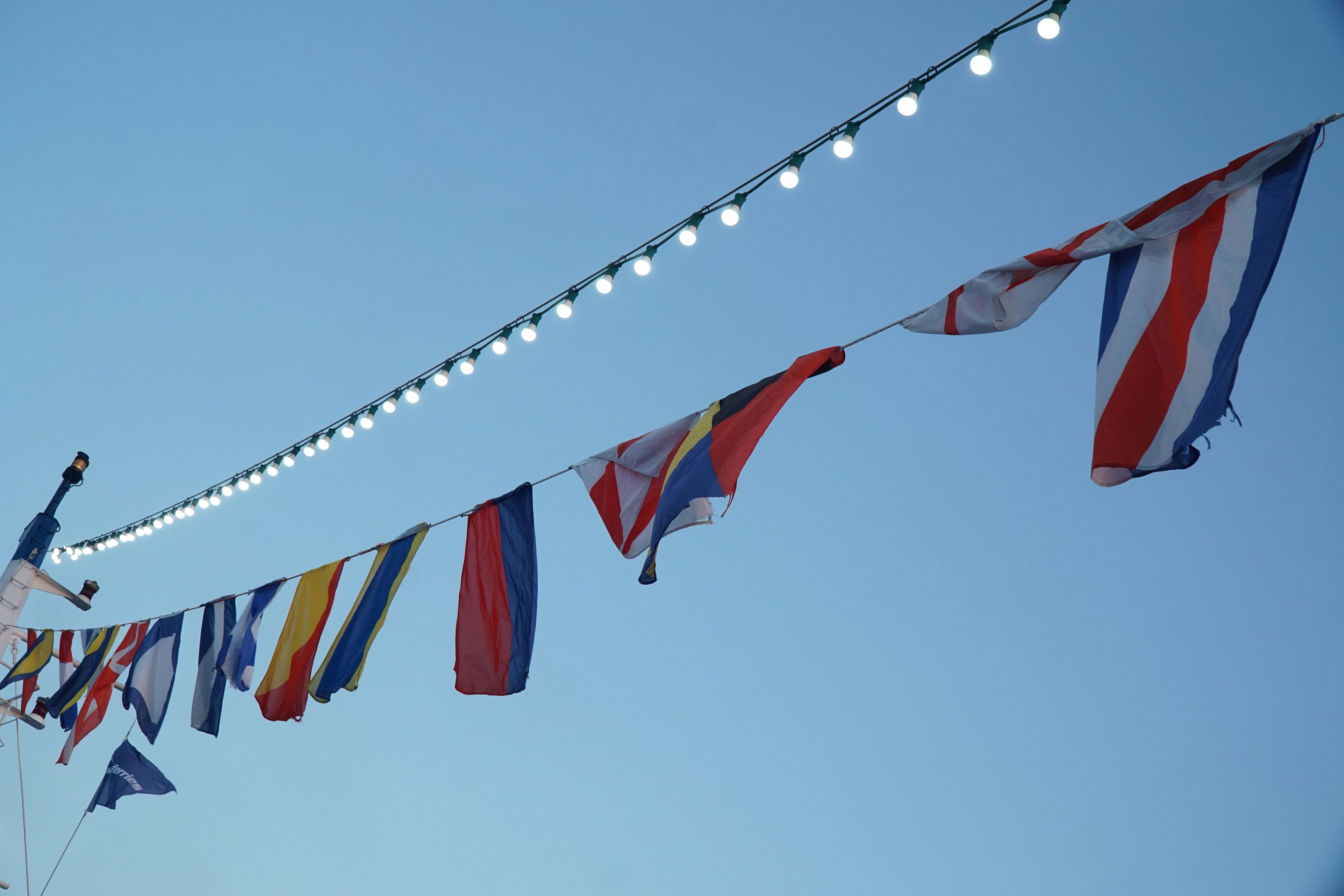 Fahnen sind über einen hellblauen Himmel gespannt.