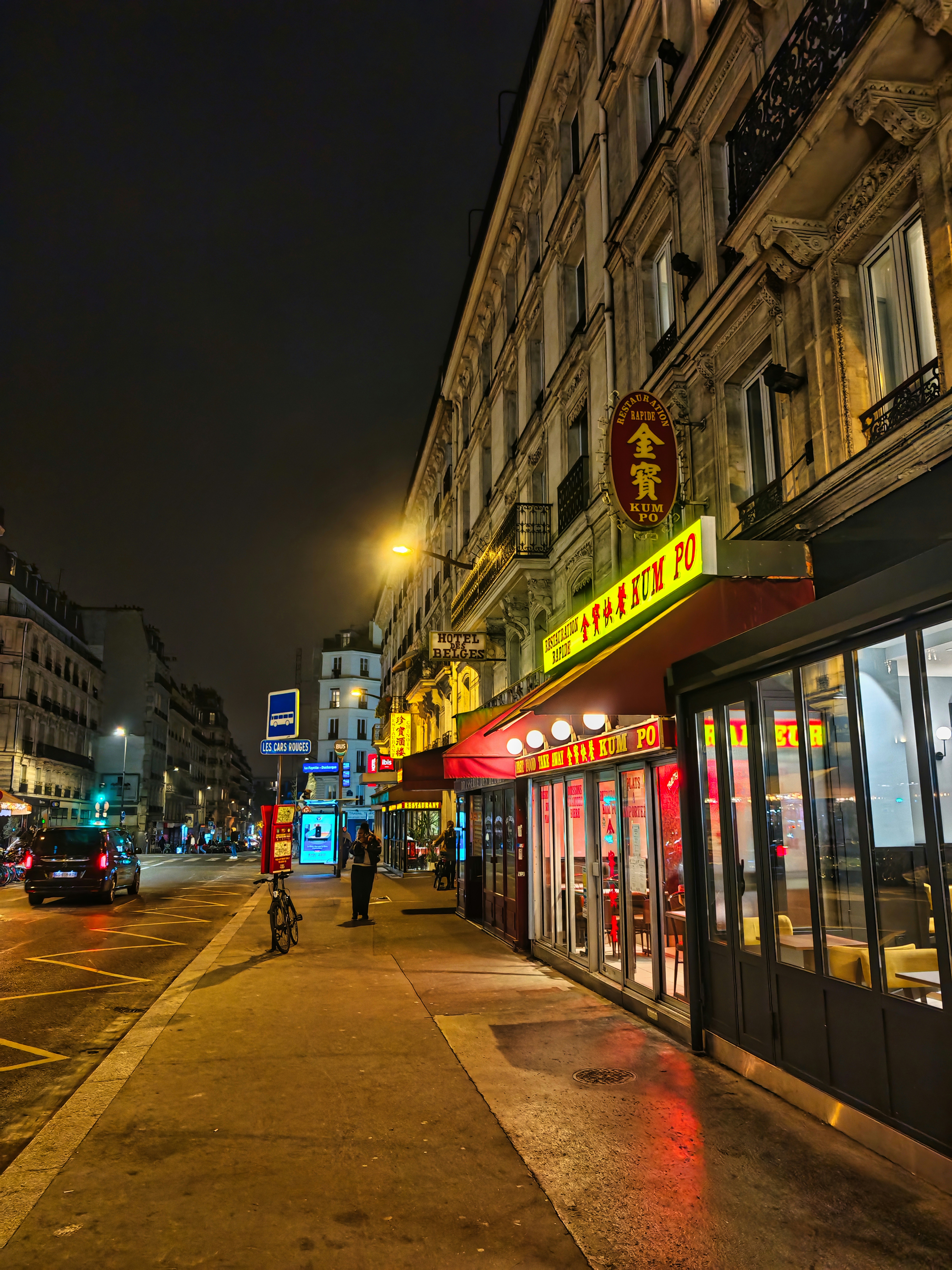 Eine Straßenszene bei Nacht, mit einem chinesischen Restaurant.