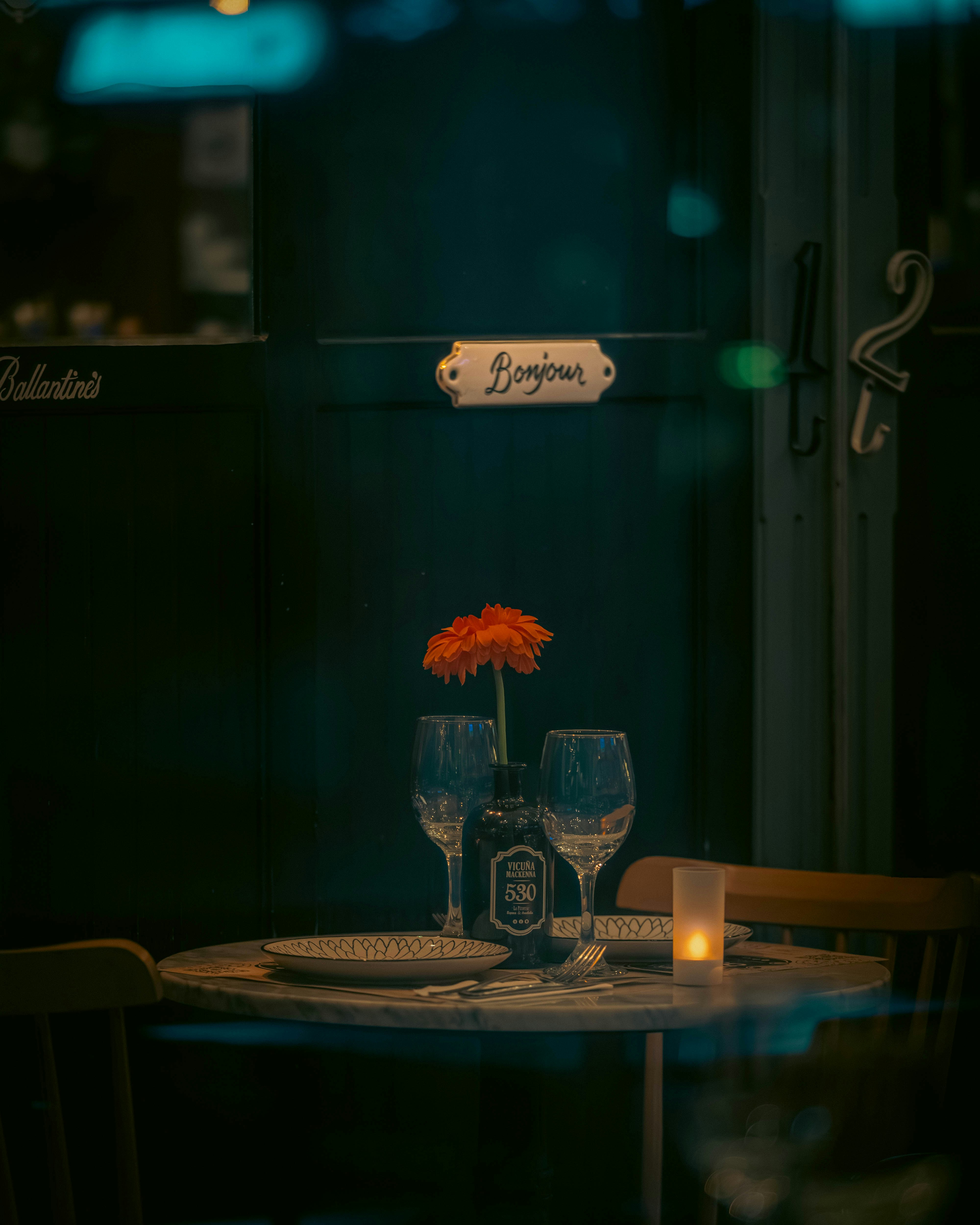 Per la cena è apparecchiato un tavolo romantico.