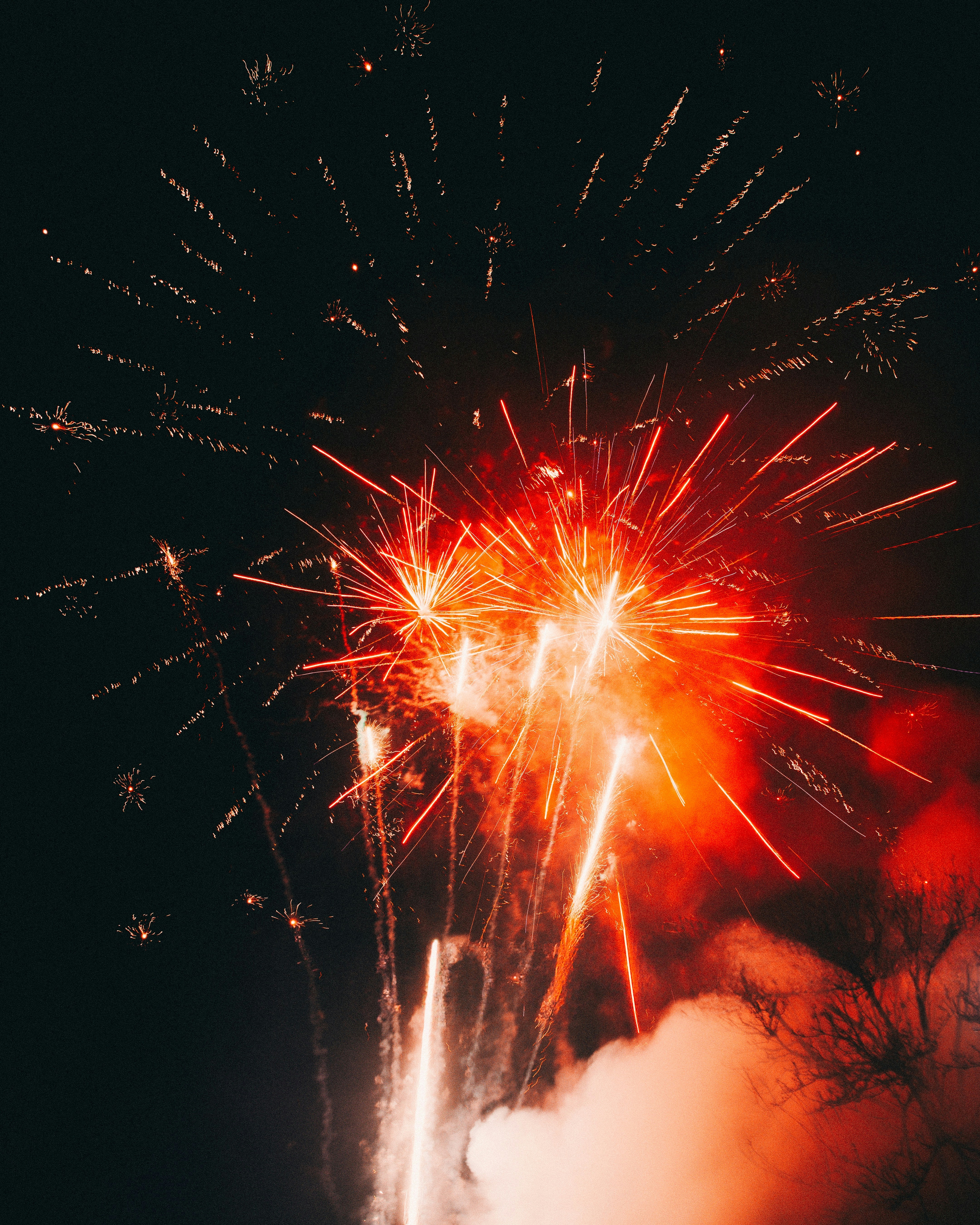 夜空を照らす花火。