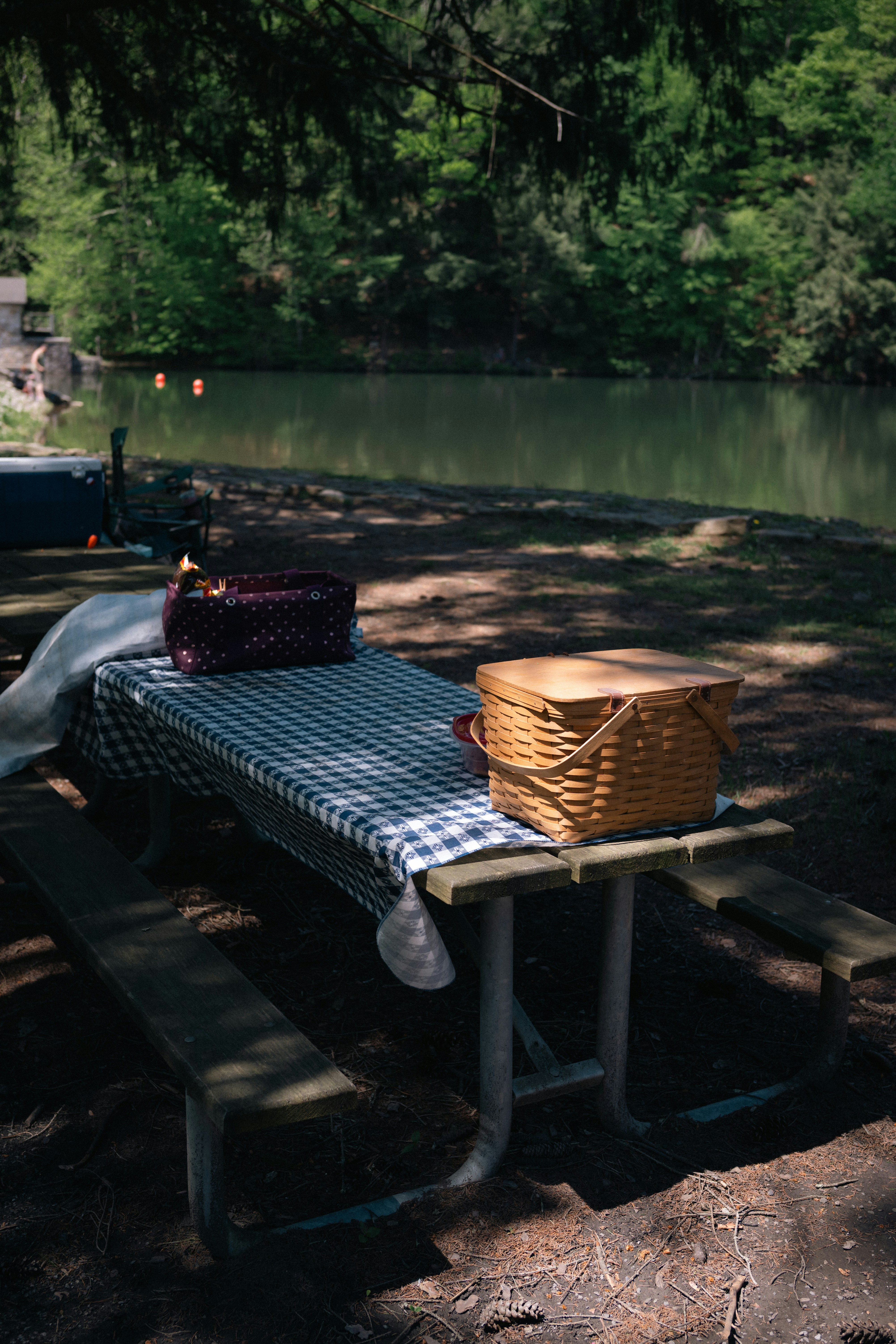 Ein Picknicktisch steht in der Nähe eines ruhigen Sees.