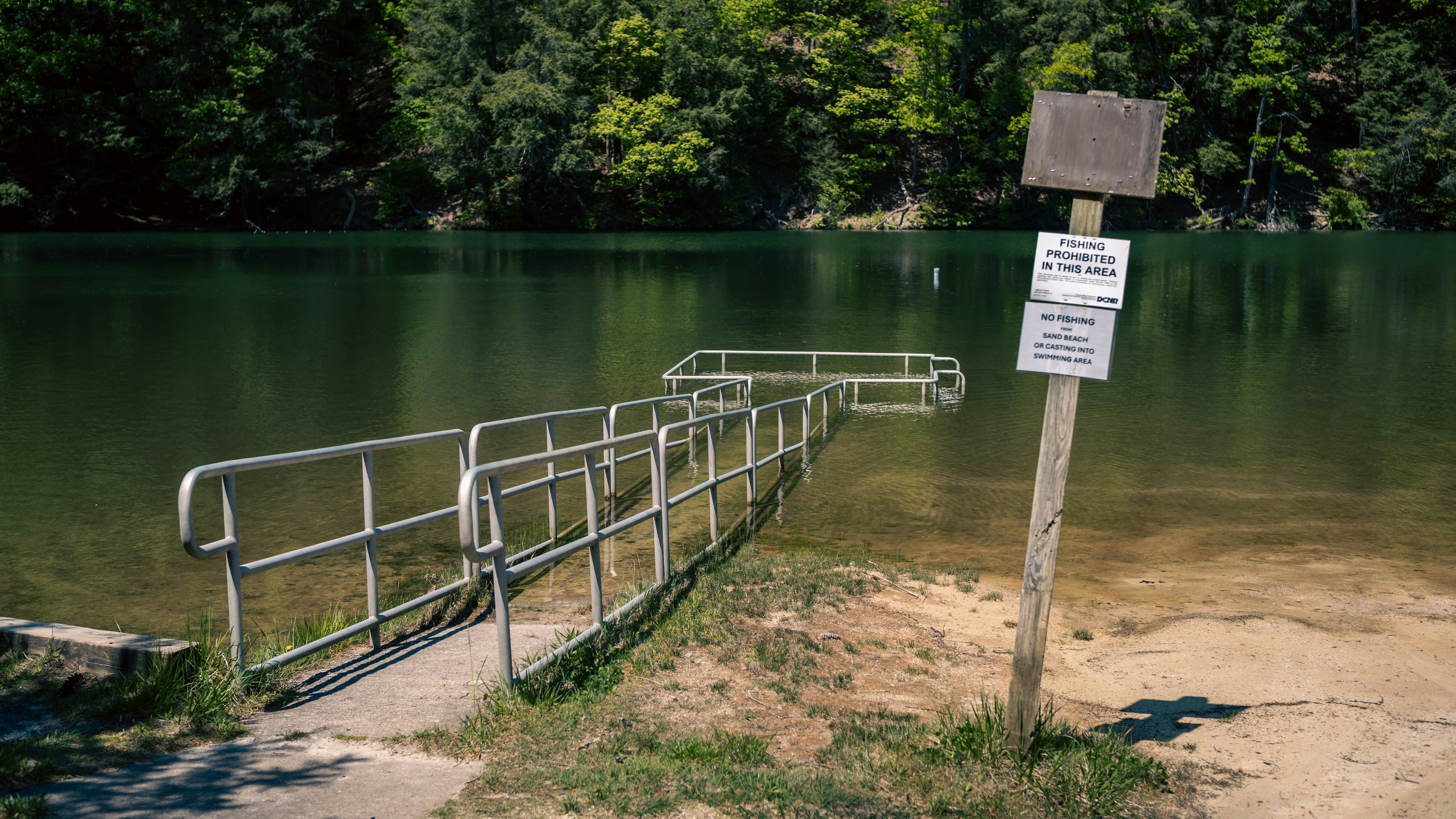 Die Rampe führt zu einem ruhigen See.