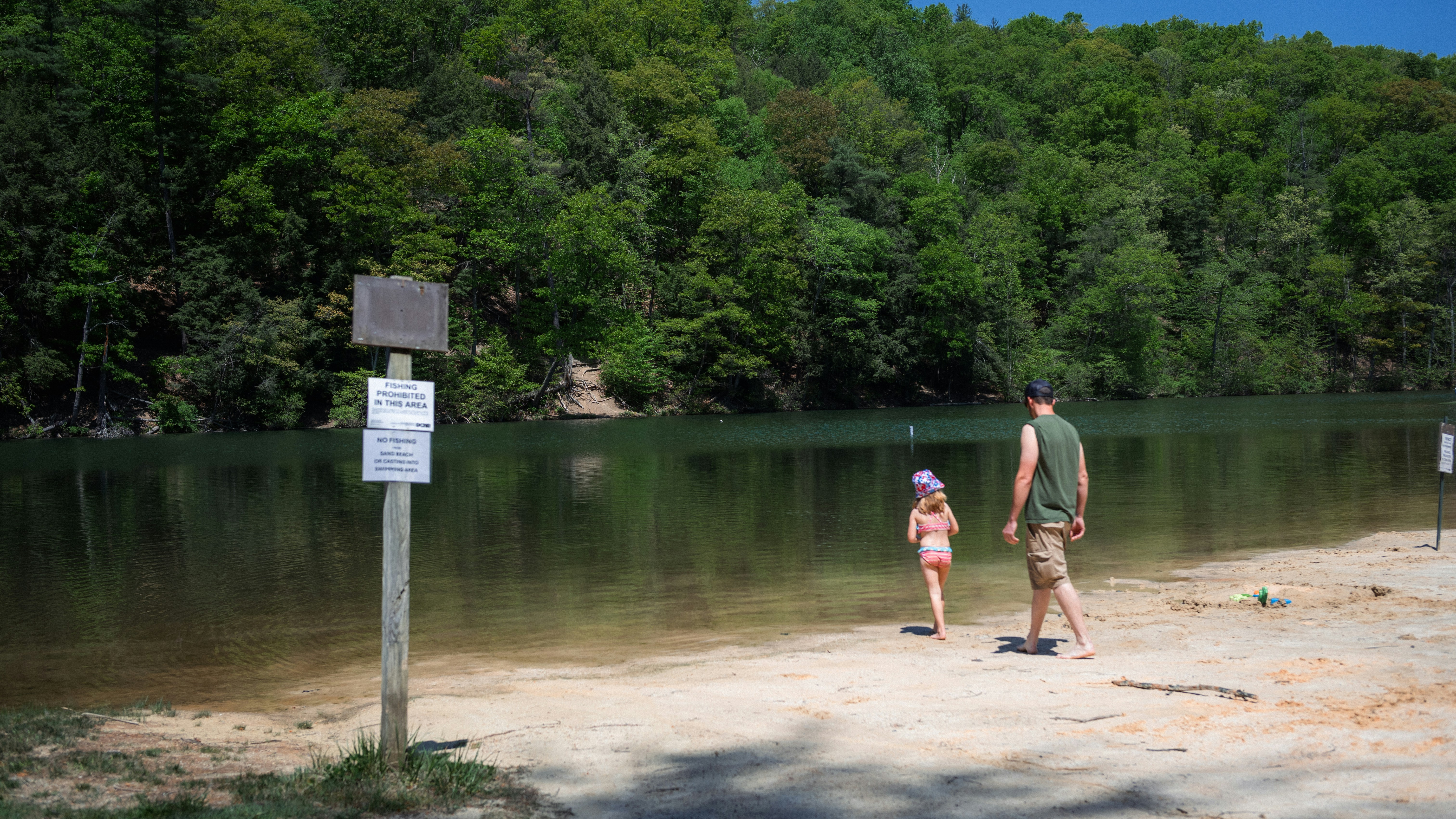 Ein Vater und seine Tochter genießen einen Tag am See.