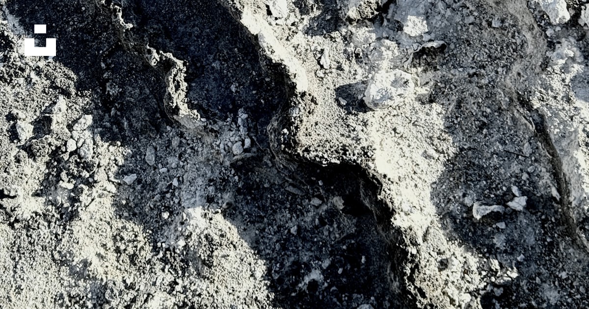 Gros plan texturé en niveaux de gris d’un sol rocheux. photo – Image ...