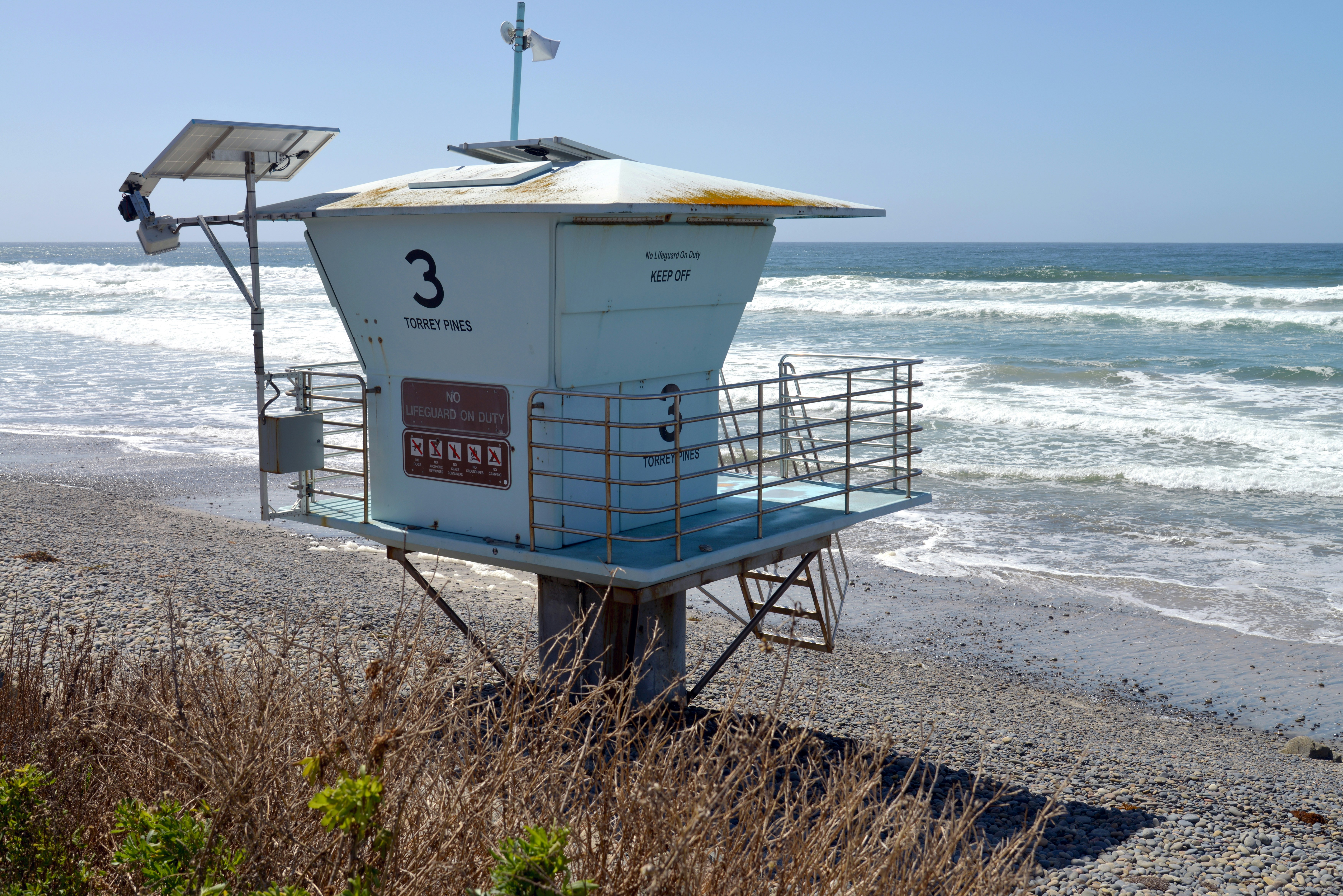 Ein Rettungsschwimmerturm wacht am Strand.