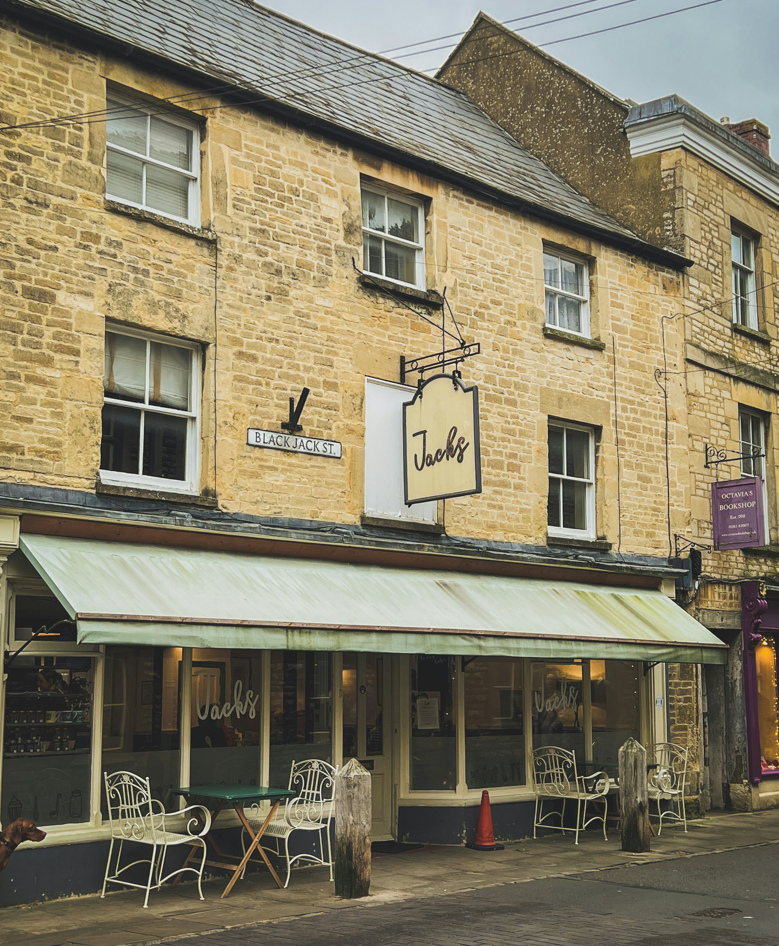 A café named "jacobs" stands in a brick building.