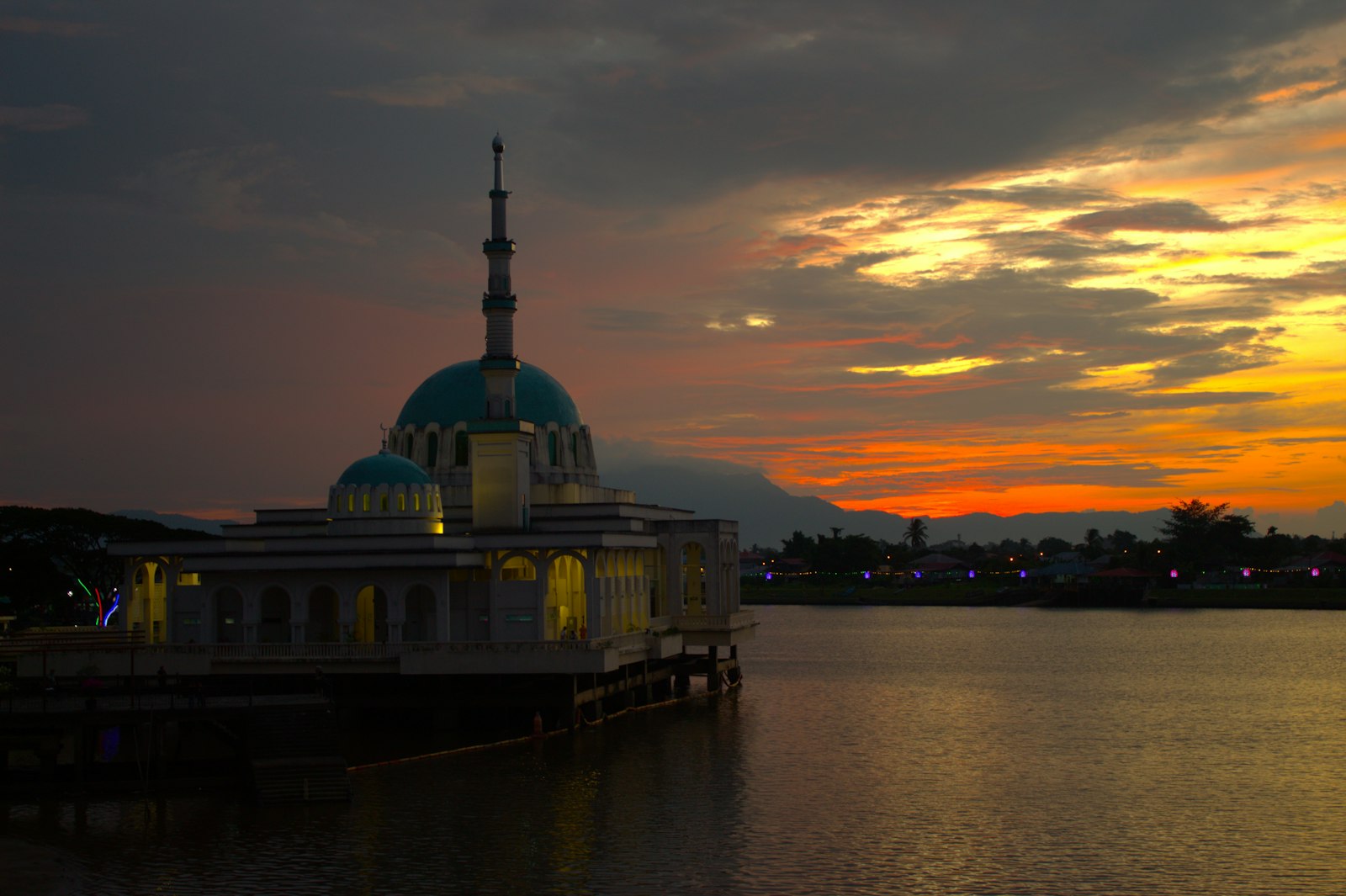 Masjid Terapung berlatarkan matahari terbenam di Sungai Sarawak, Kuching