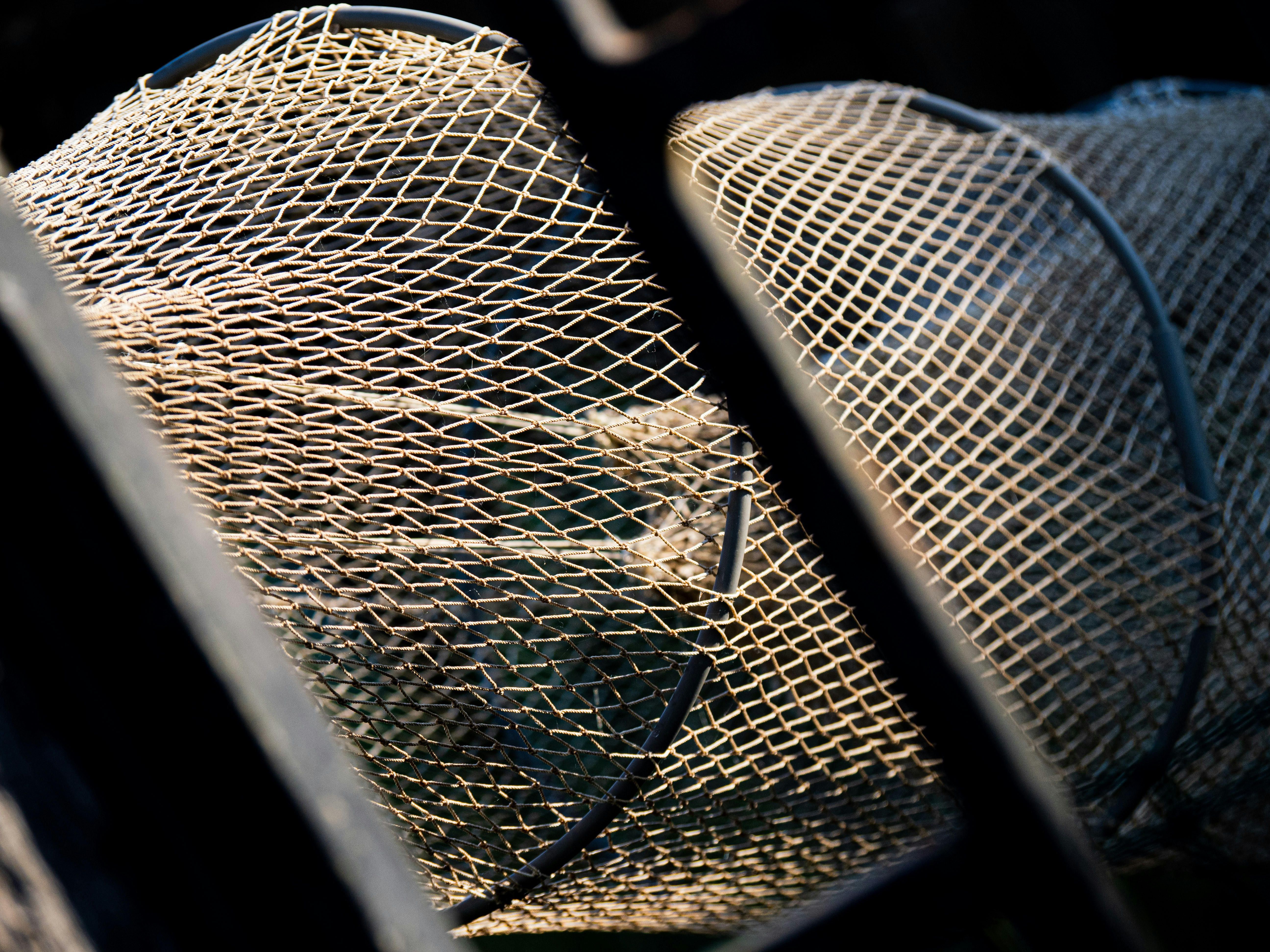 Fischernetze werden gestapelt.