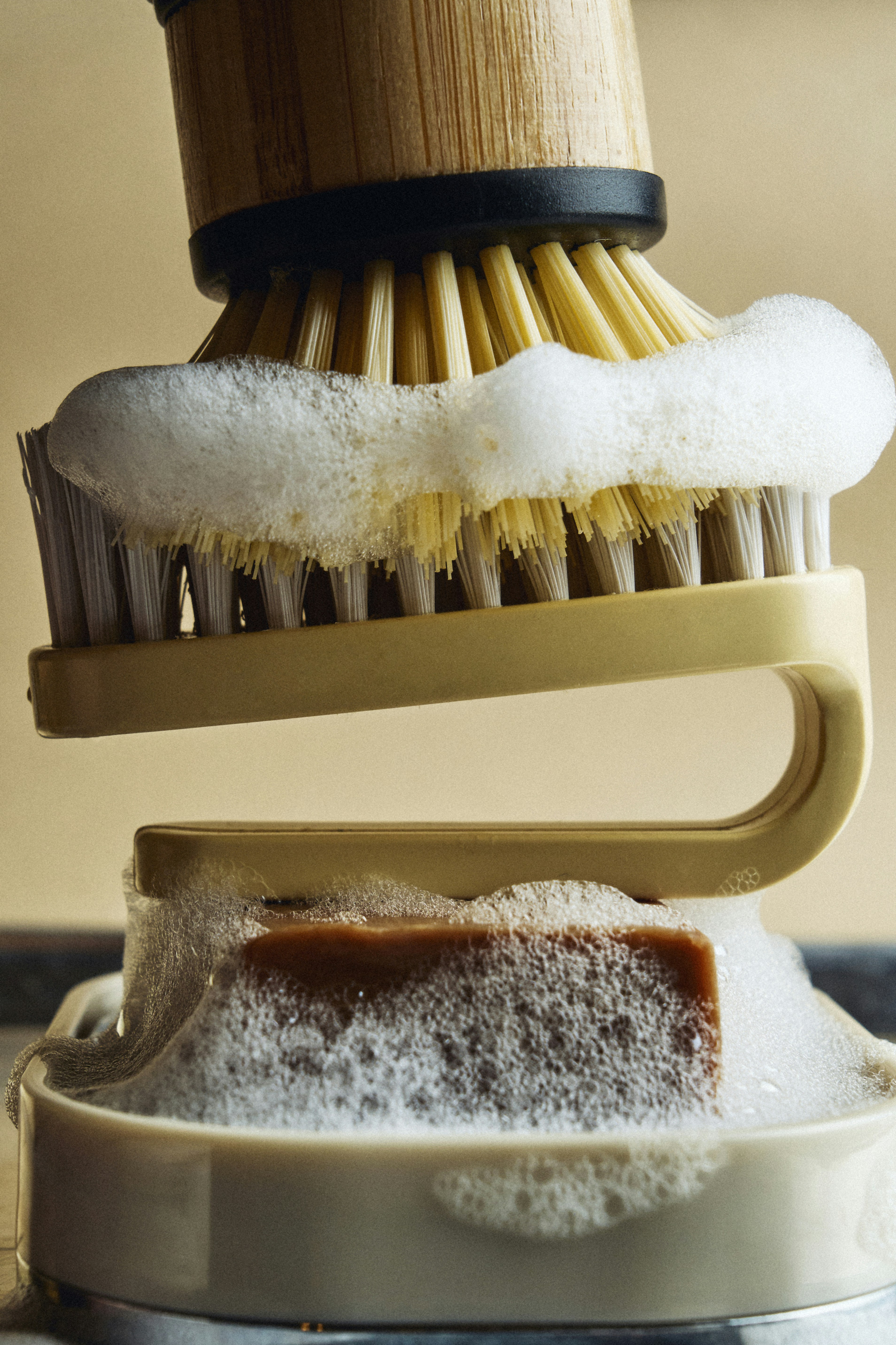 ソープ皿の上に置かれた皿ブラシ。