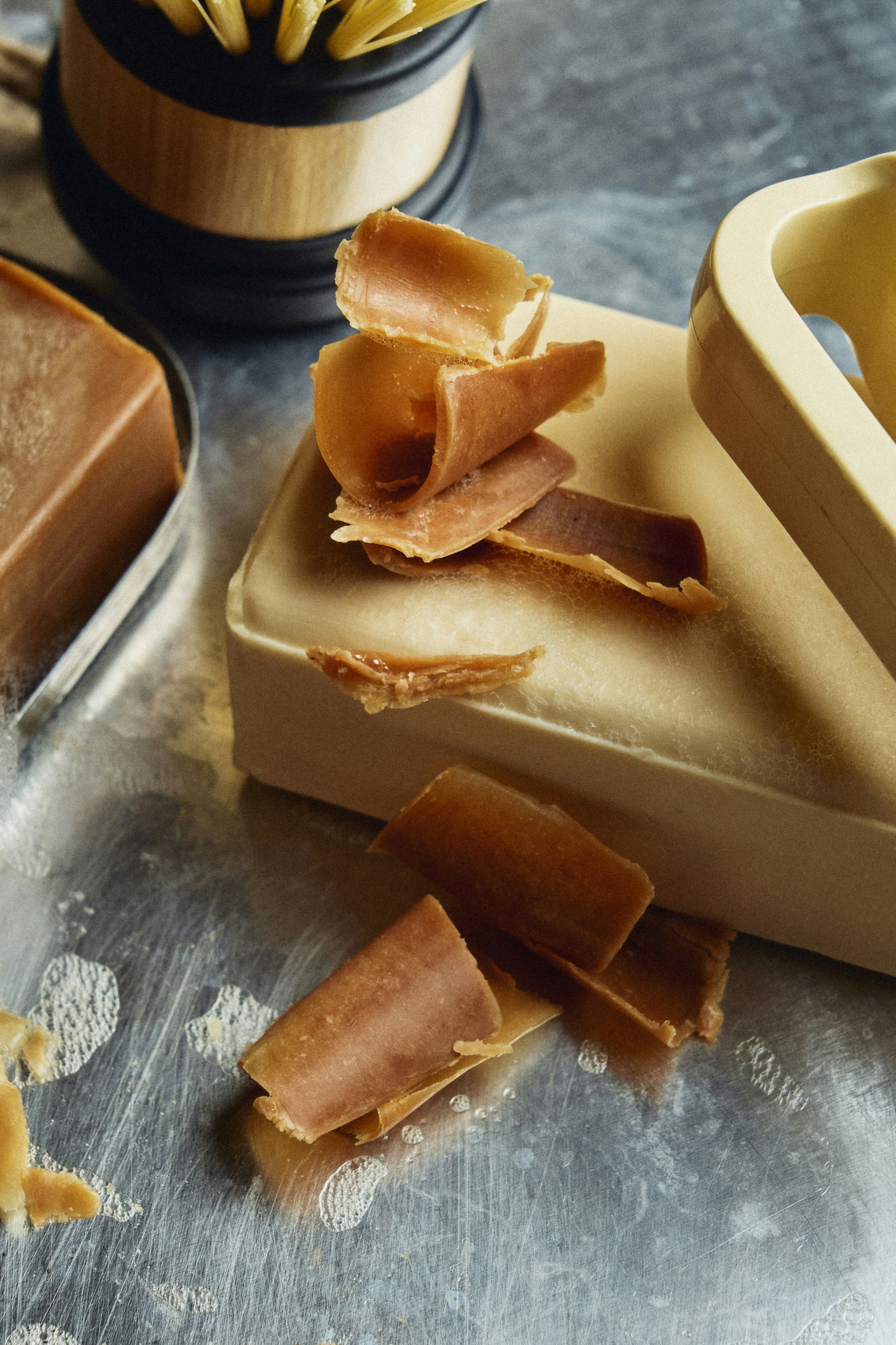 削りくずやその他のアクセサリーと石鹸。