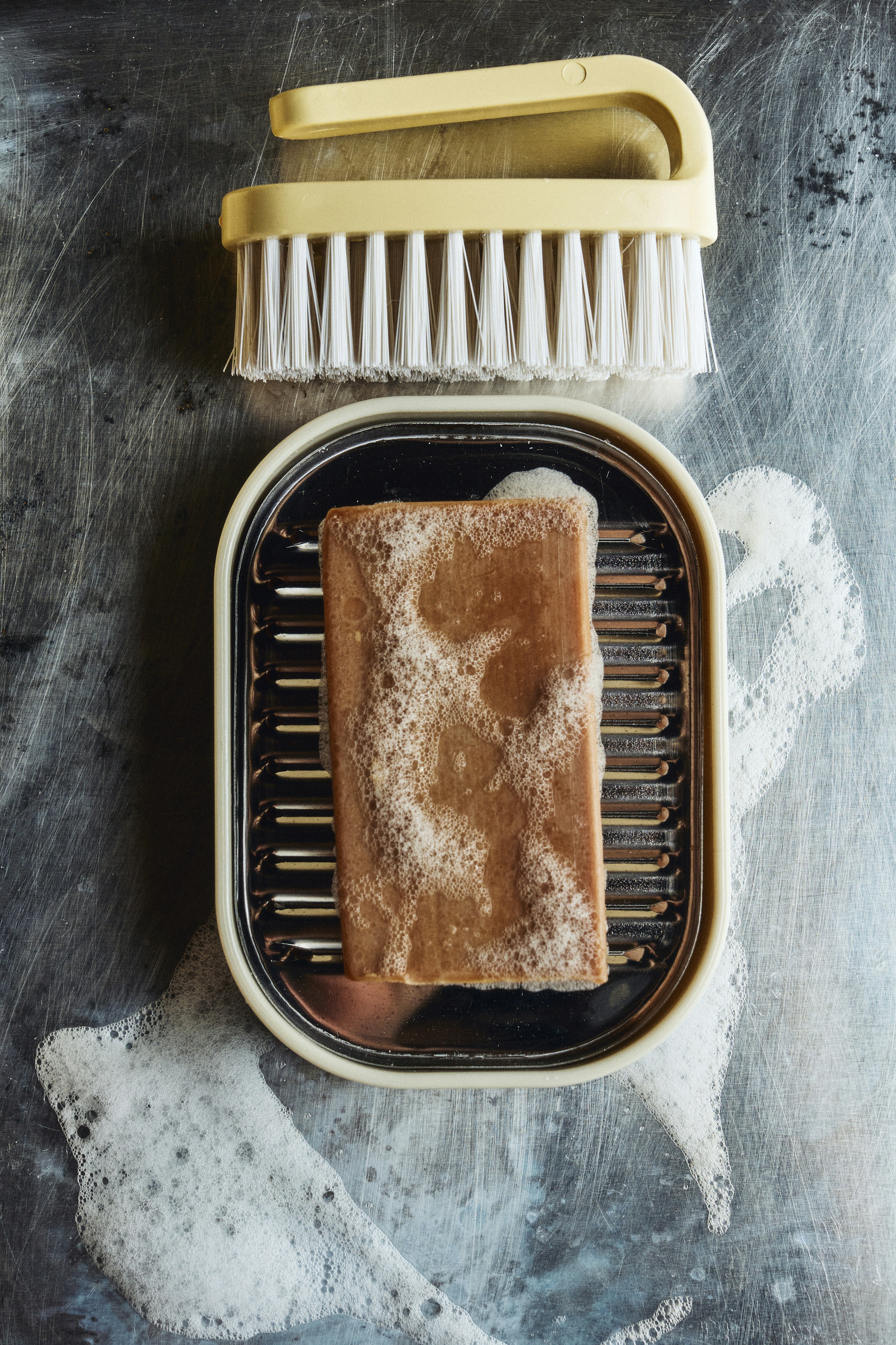 石鹸、石鹸皿、ブラシ、掃除の準備ができました。