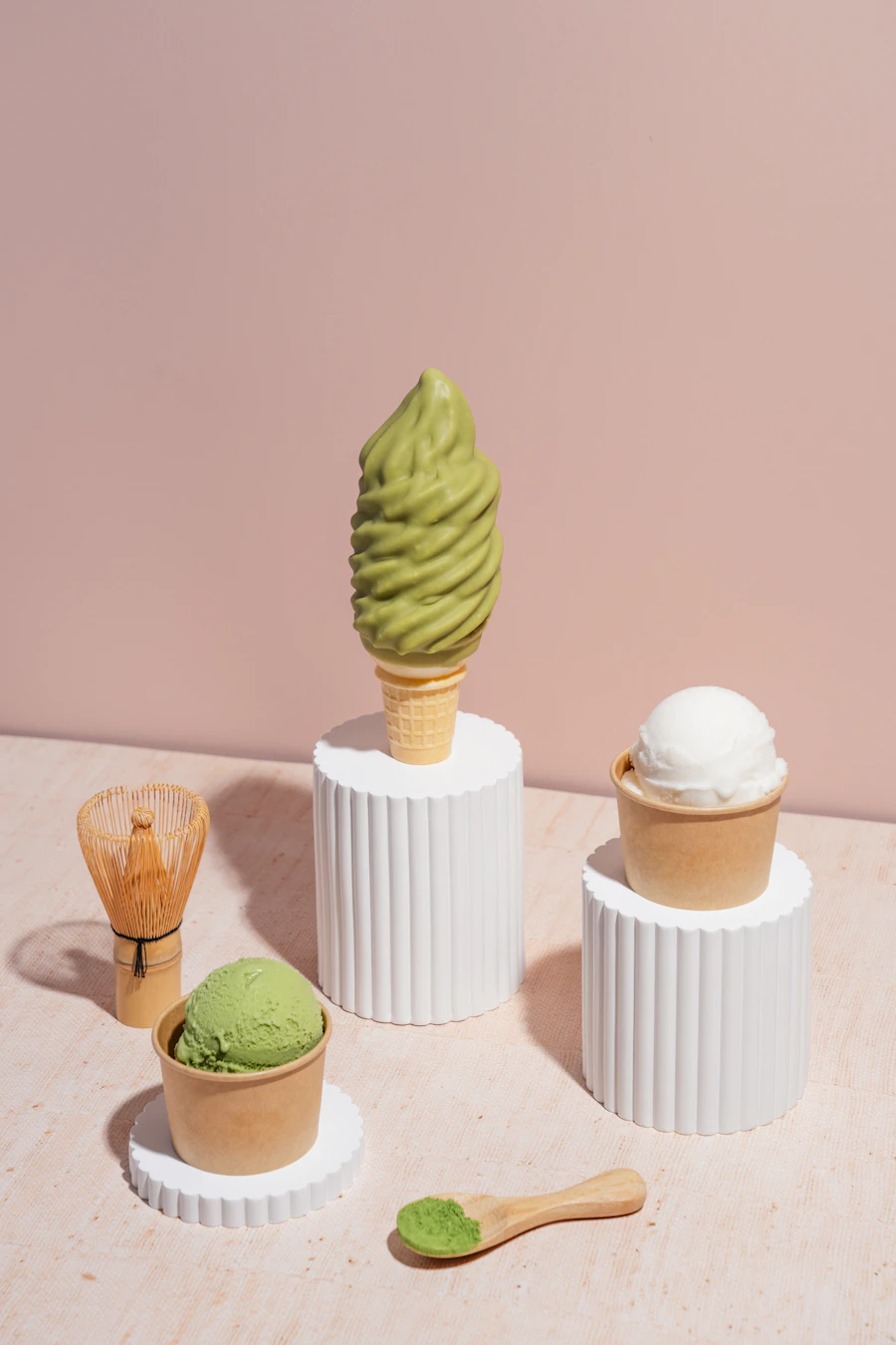 緑茶フレーバーのジェラートとソフトクリーム