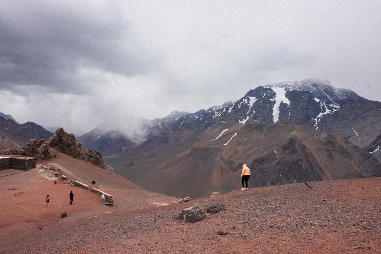 Cordilheira dos Andes coberta de neve, vista de um mirante no Chile