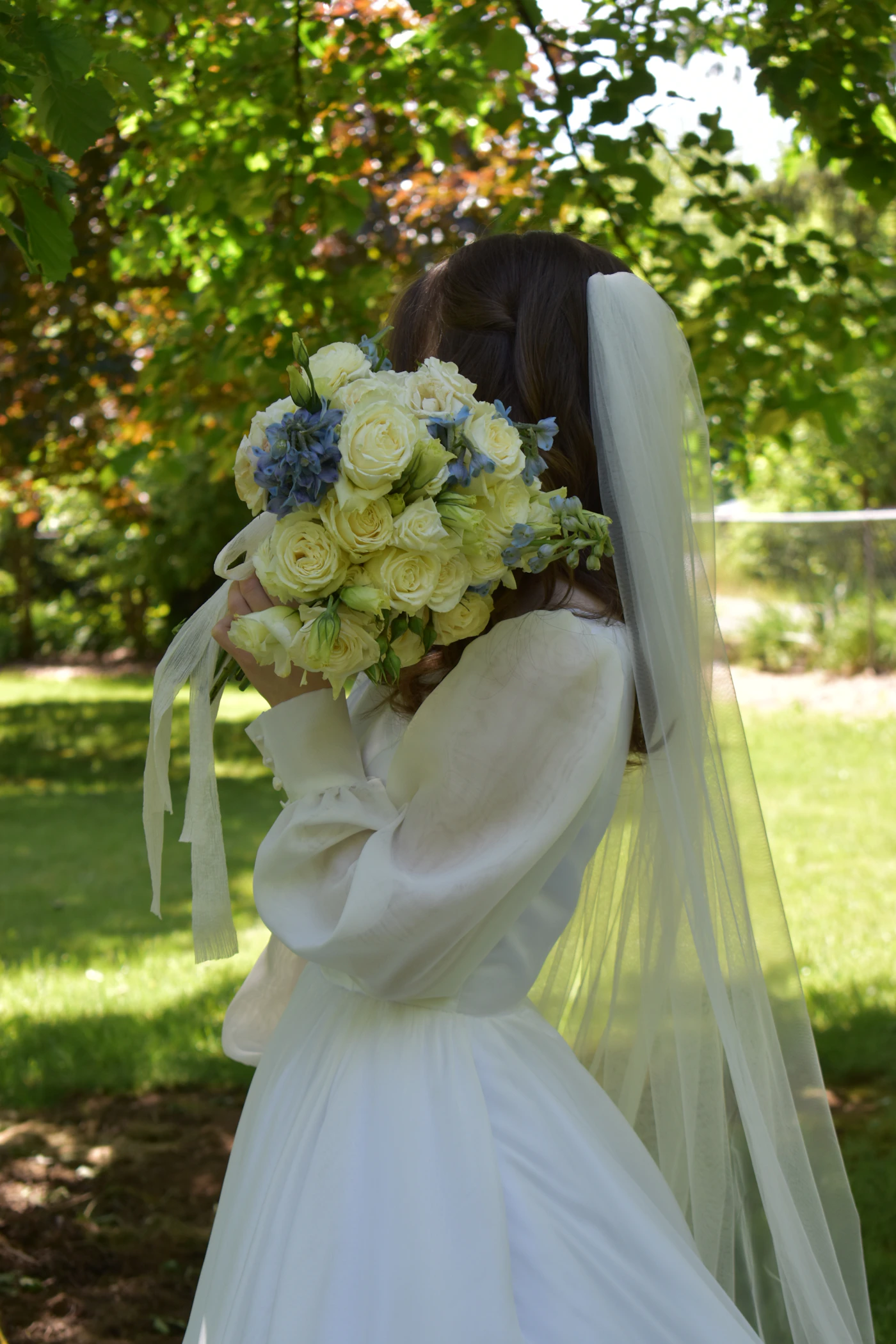 Wedding dress necklines for petite body types — Close-up of a sweetheart neckline on a wedding gown.