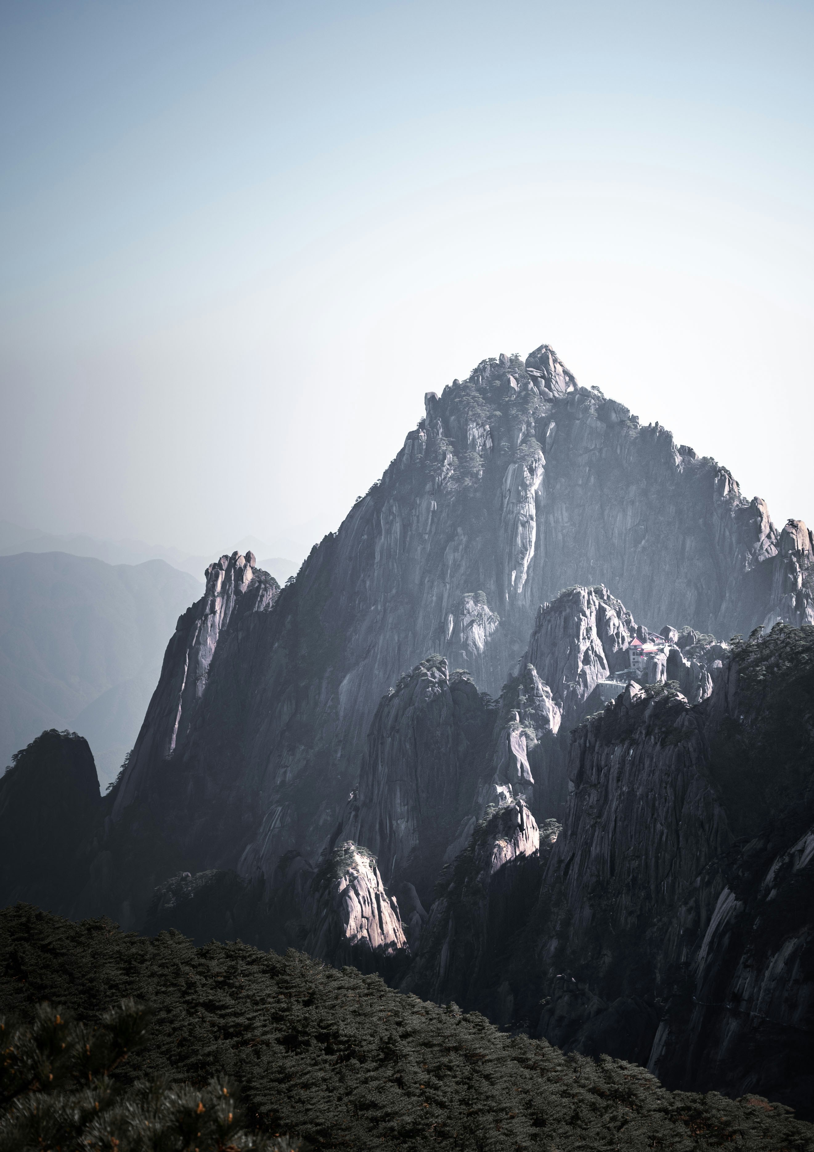霞んだ空を背景にした雄大な山頂。