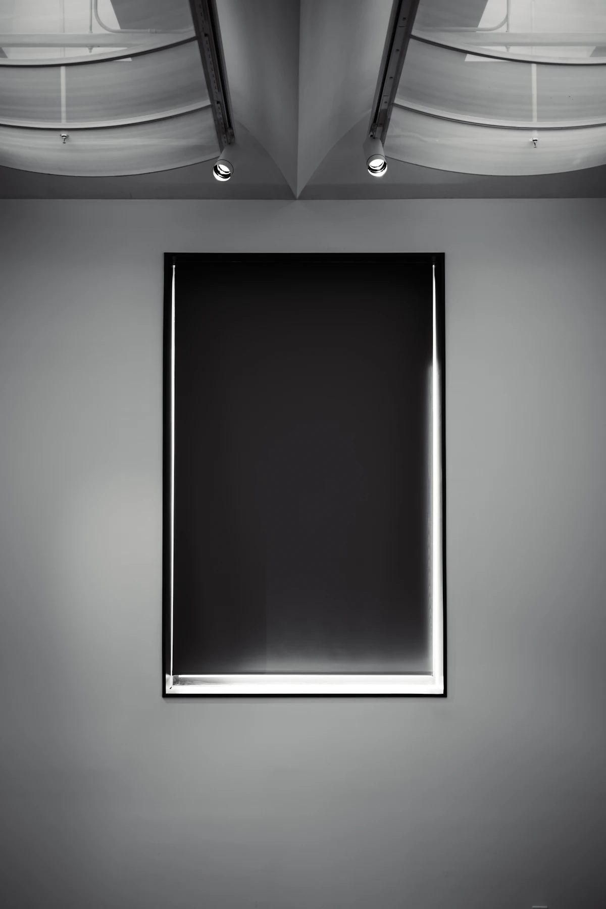 Luz natural entrando por la ventana de una sala serena y minimalista