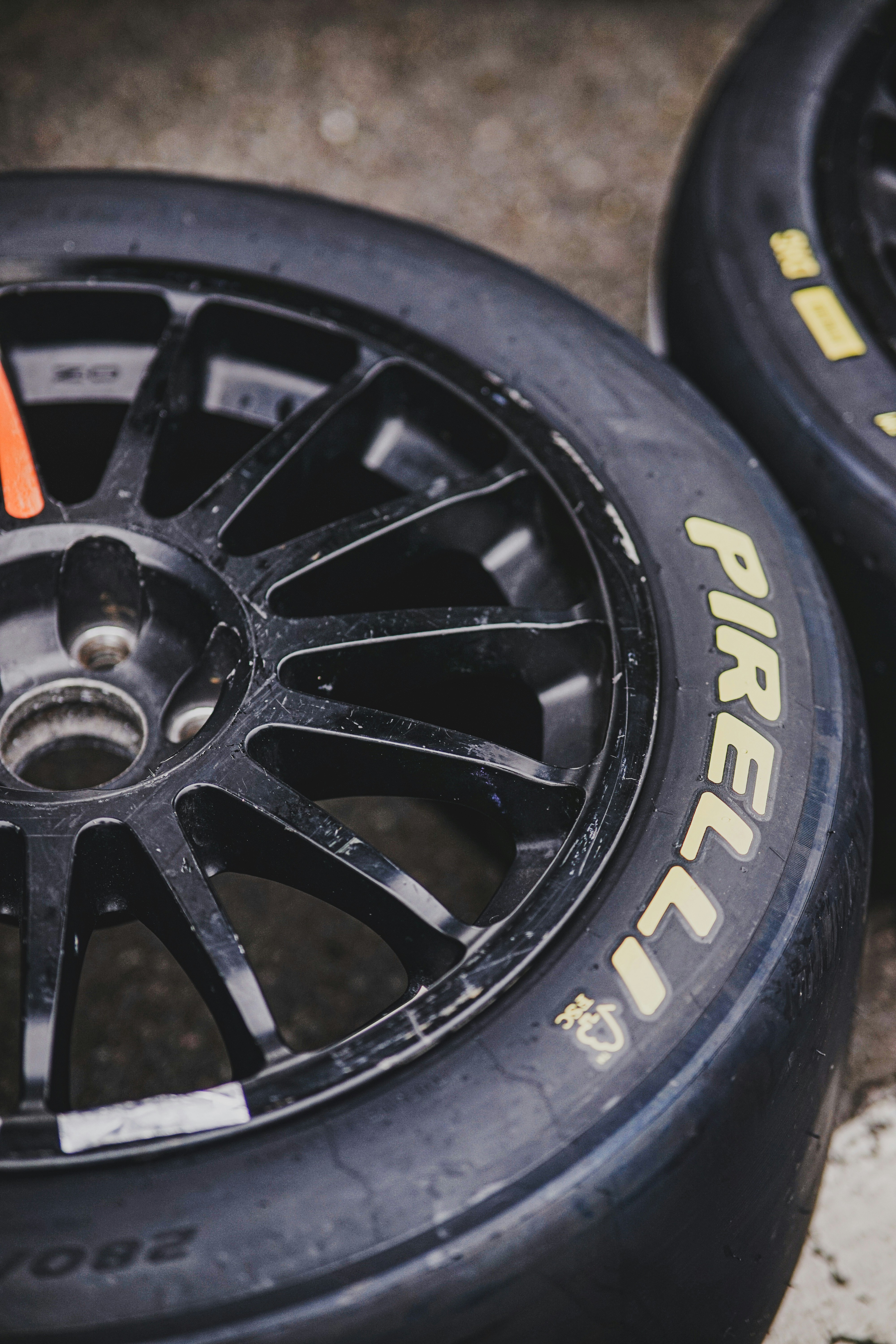 Ban balap Pirelli saling berdekatan.