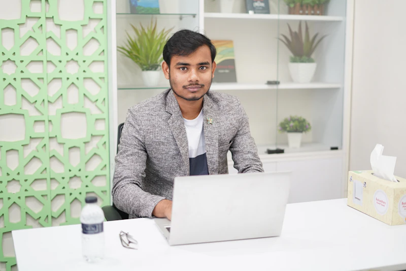 Civil servant reviewing their financing application on a laptop