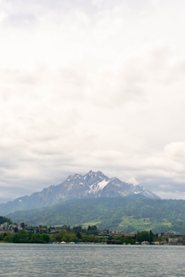 Rotkreuz im Kanton Zug – Moderne Gemeinde am Zugersee mit Blick auf die Zentralschweizer Alpen