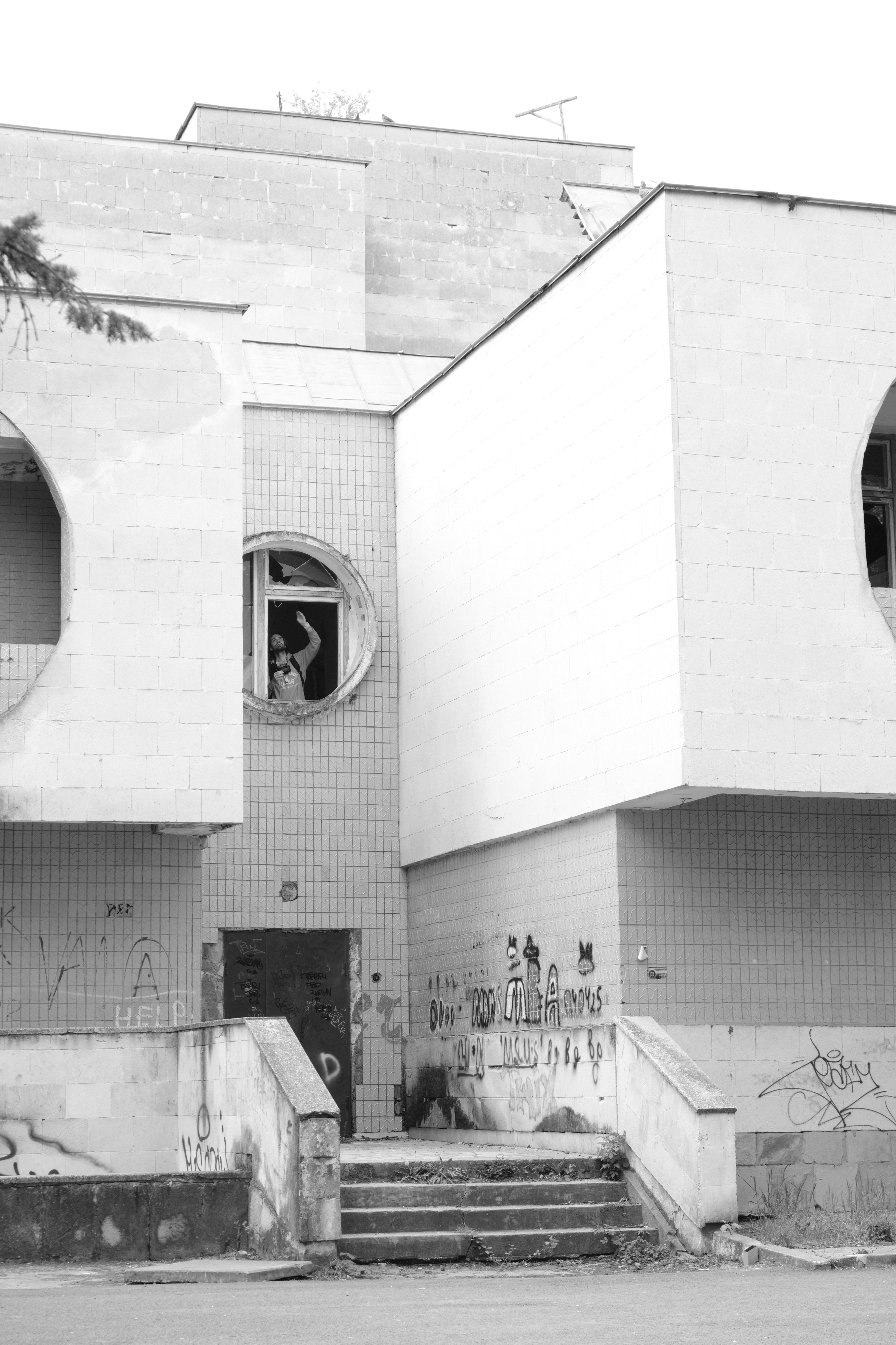 A person is visible in a circular window.