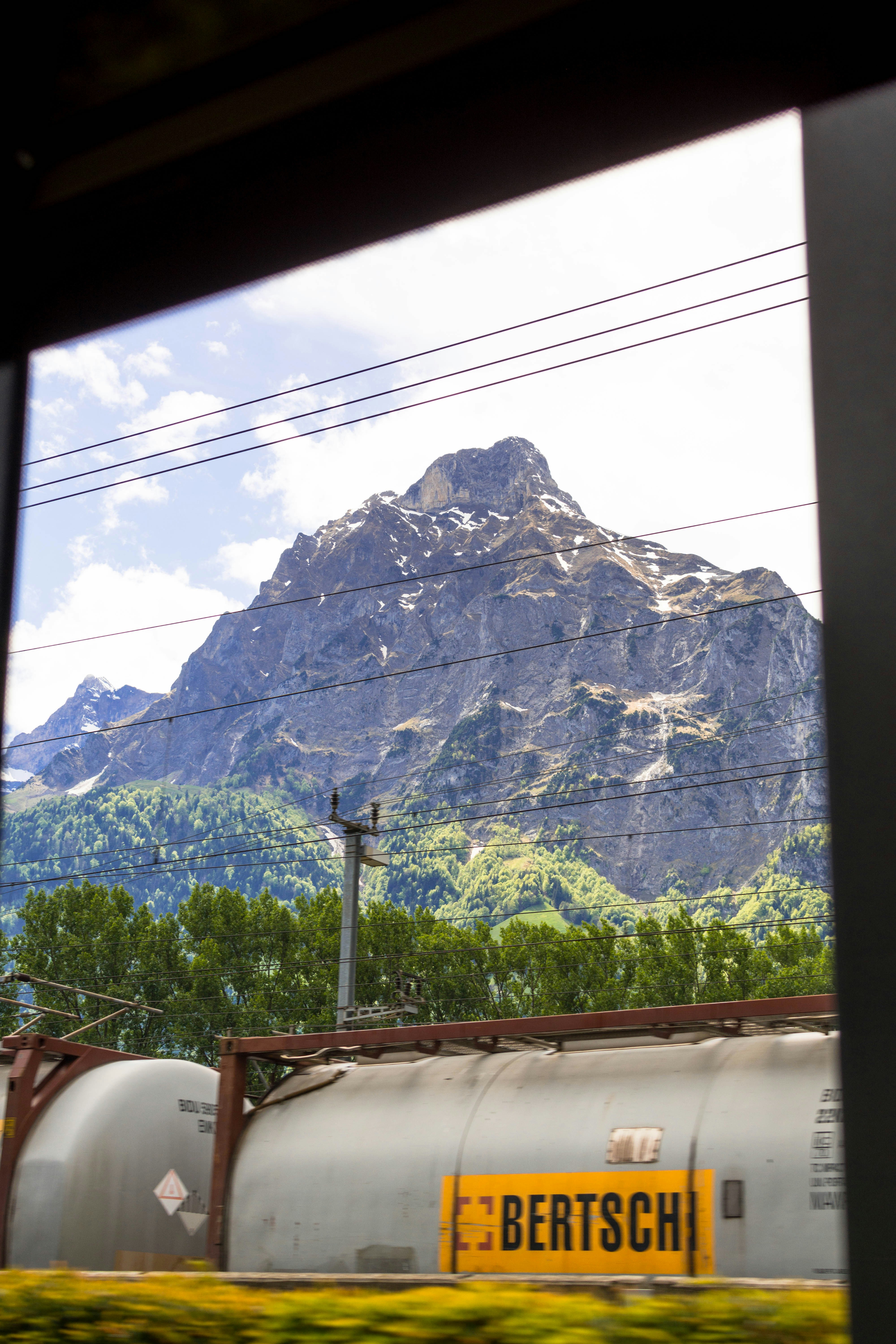 車窓から眺める山の景色。