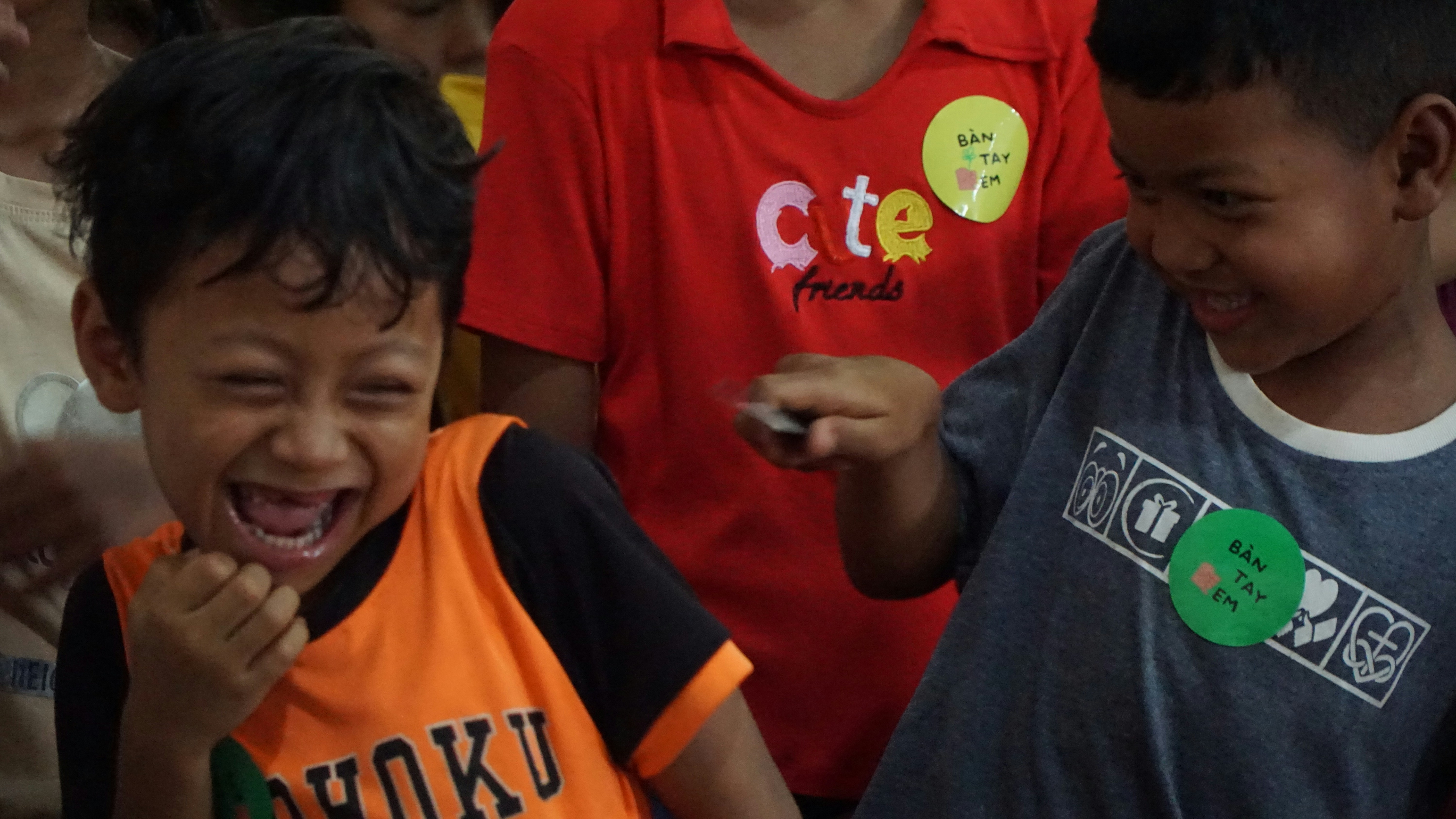 Anak-anak bahagia tertawa dan bersenang-senang bersama.
