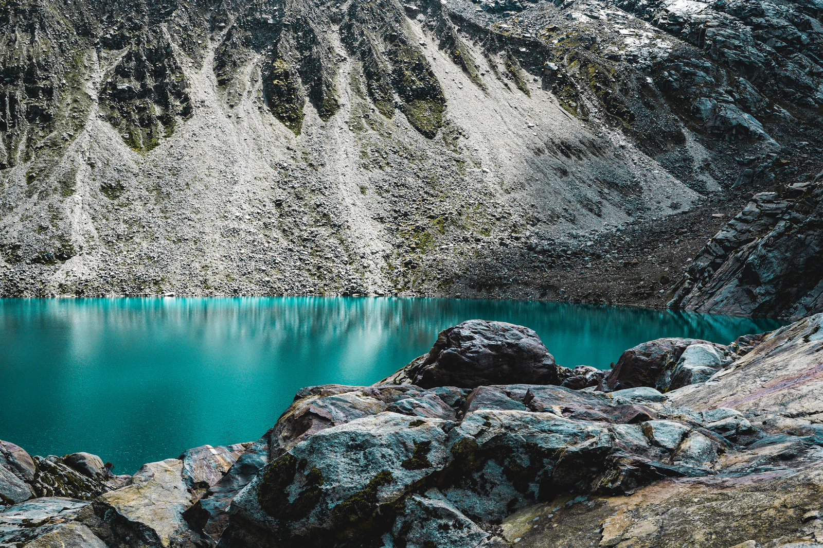 Lac turquoise cerné de montagnes rocheuses &mdash; image d'illustration, non prise au Bel Oiseau