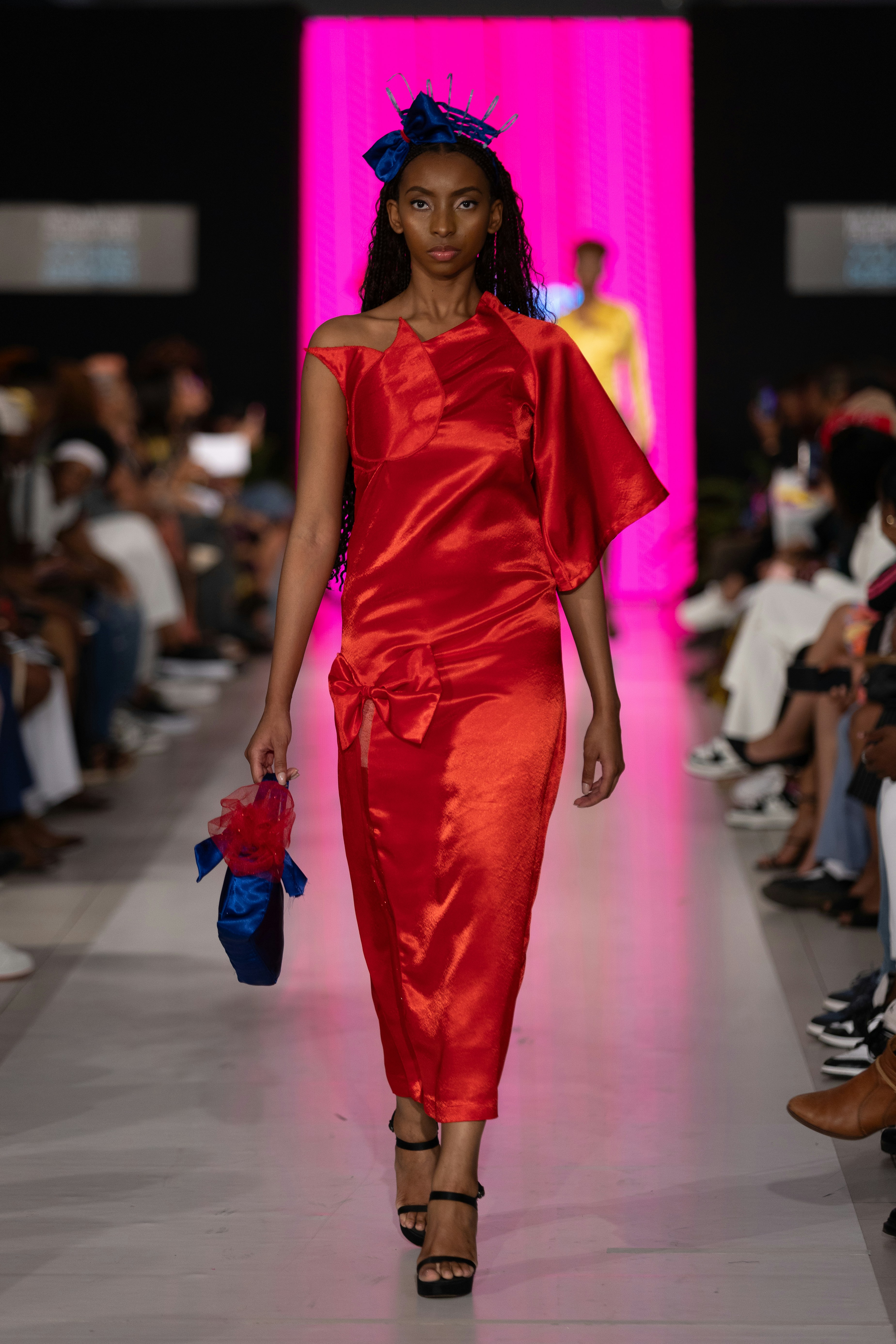 Uma mulher em um vestido rosa andando por uma passarela foto – Imagem  grátis sobre Moda na Unsplash, image size:3000x4500