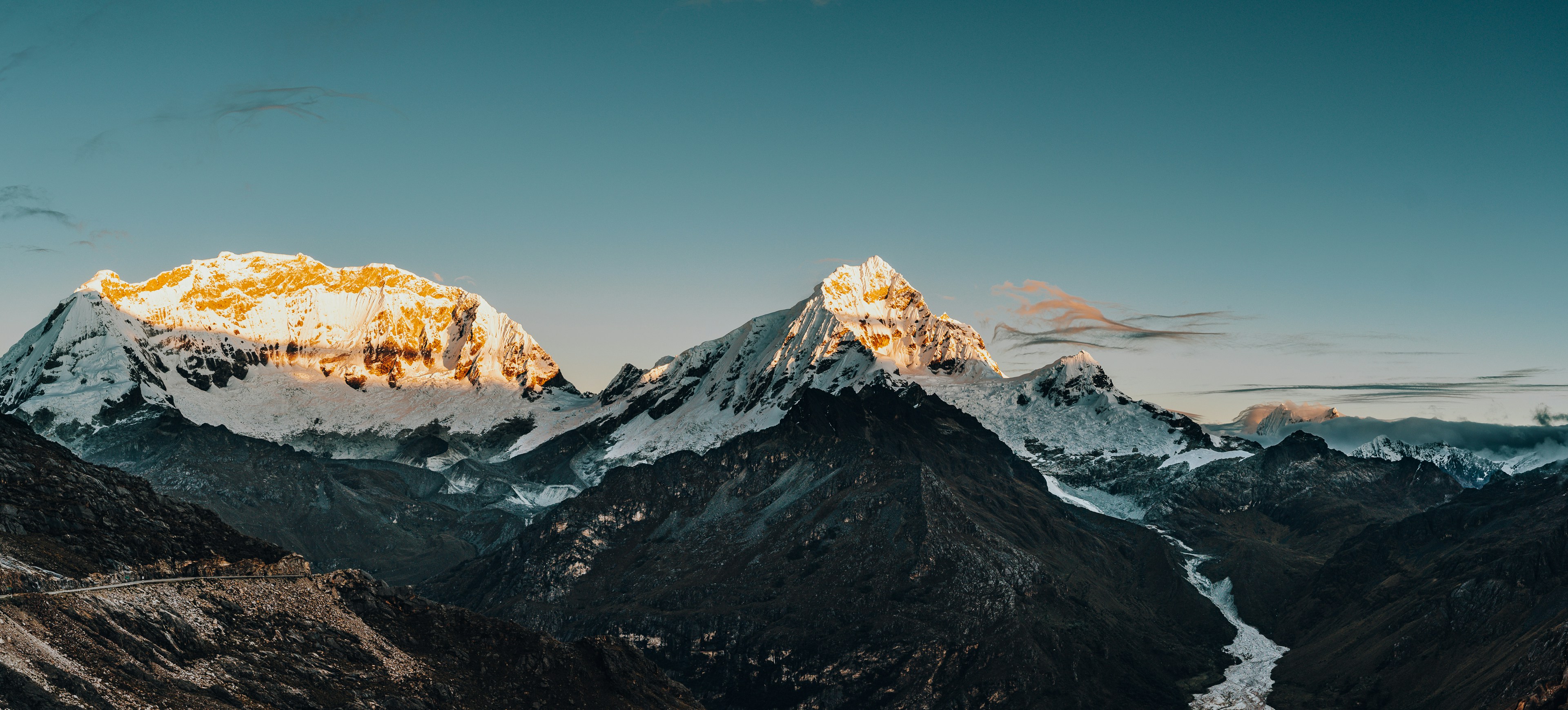 Schneebedeckte Berge werden wunderschön vom Sonnenlicht beleuchtet.