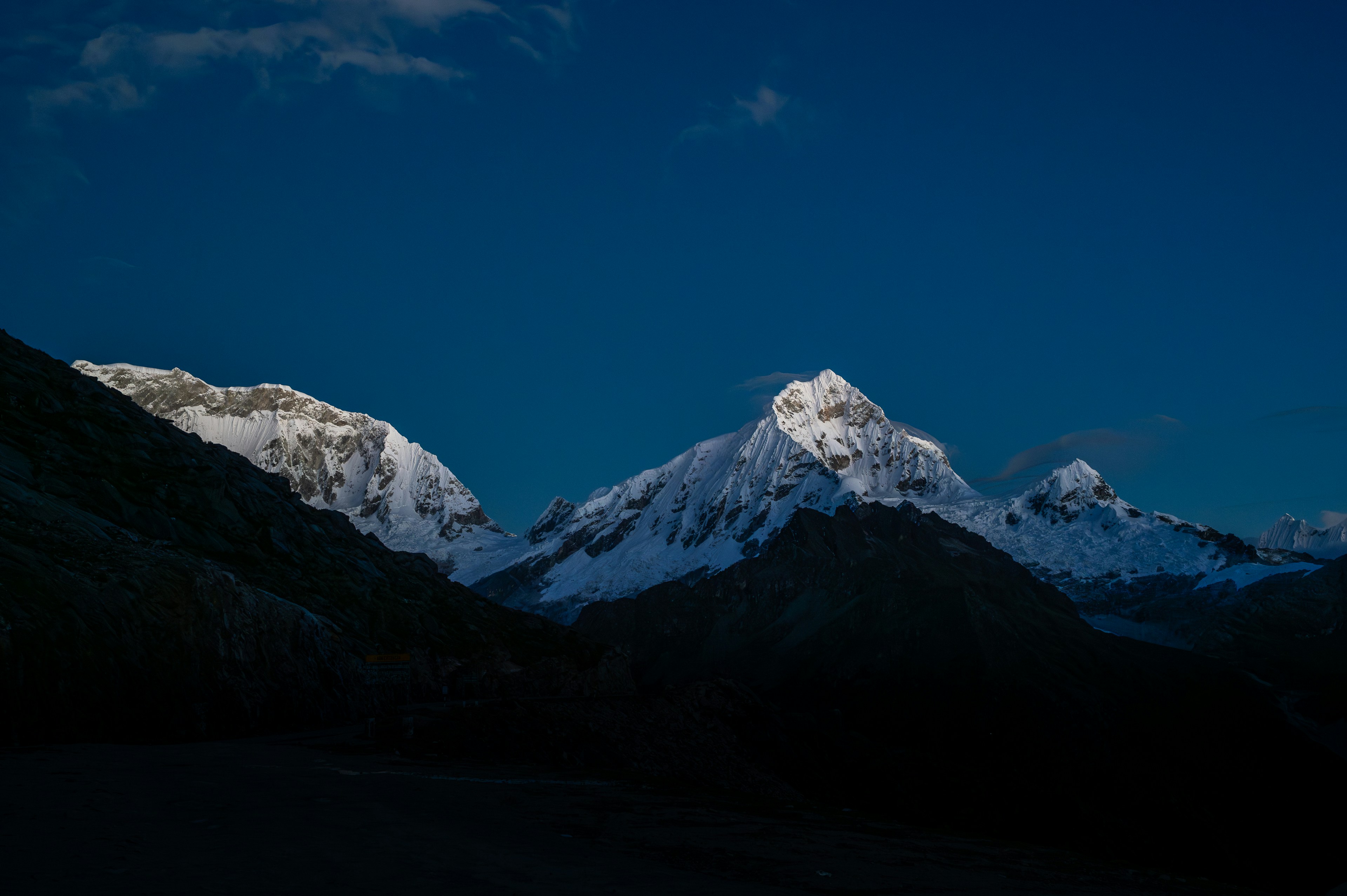 Schneebedeckte Berge erheben sich vor einem tiefblauen Himmel.