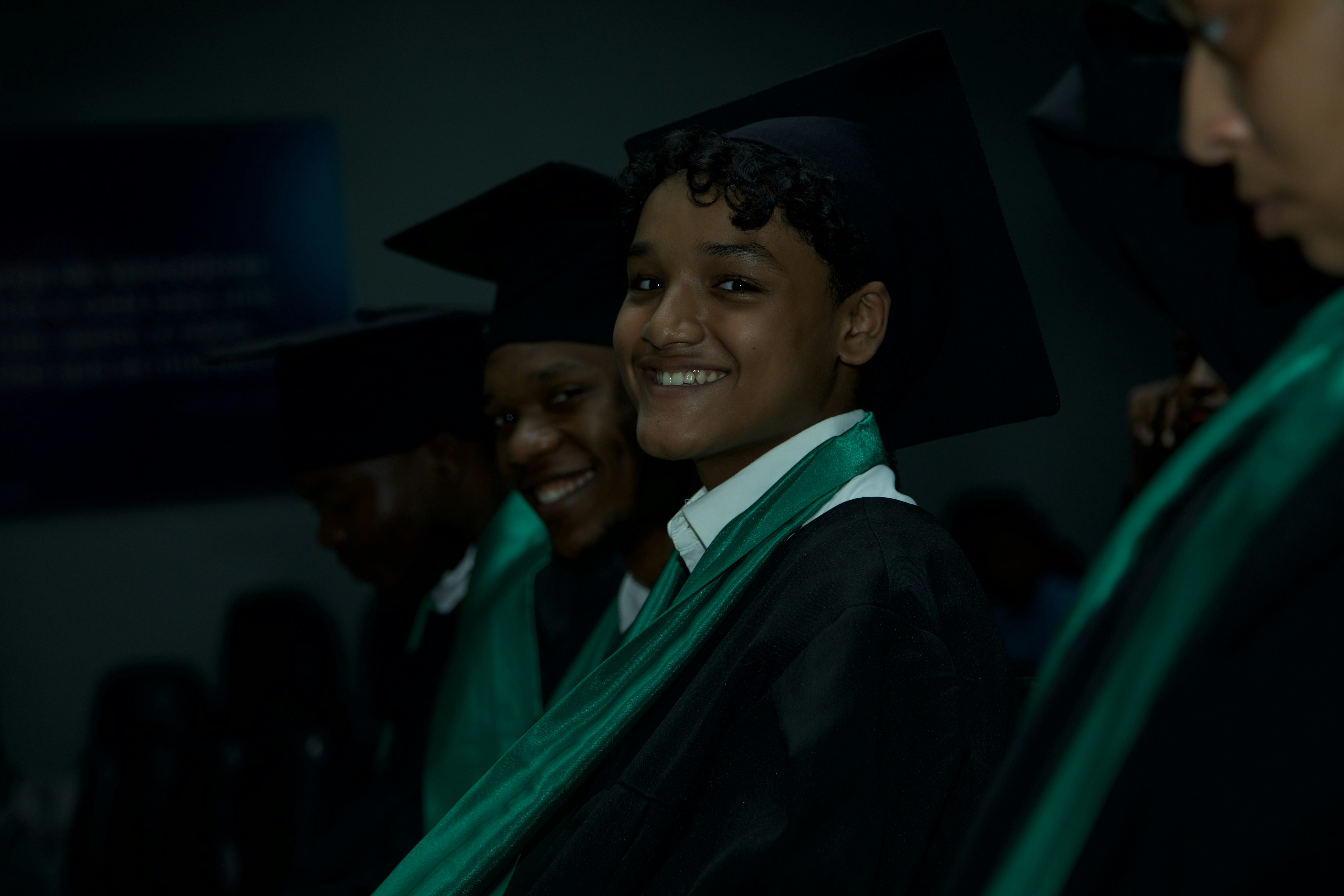 Graduados sonriendo con sus togas