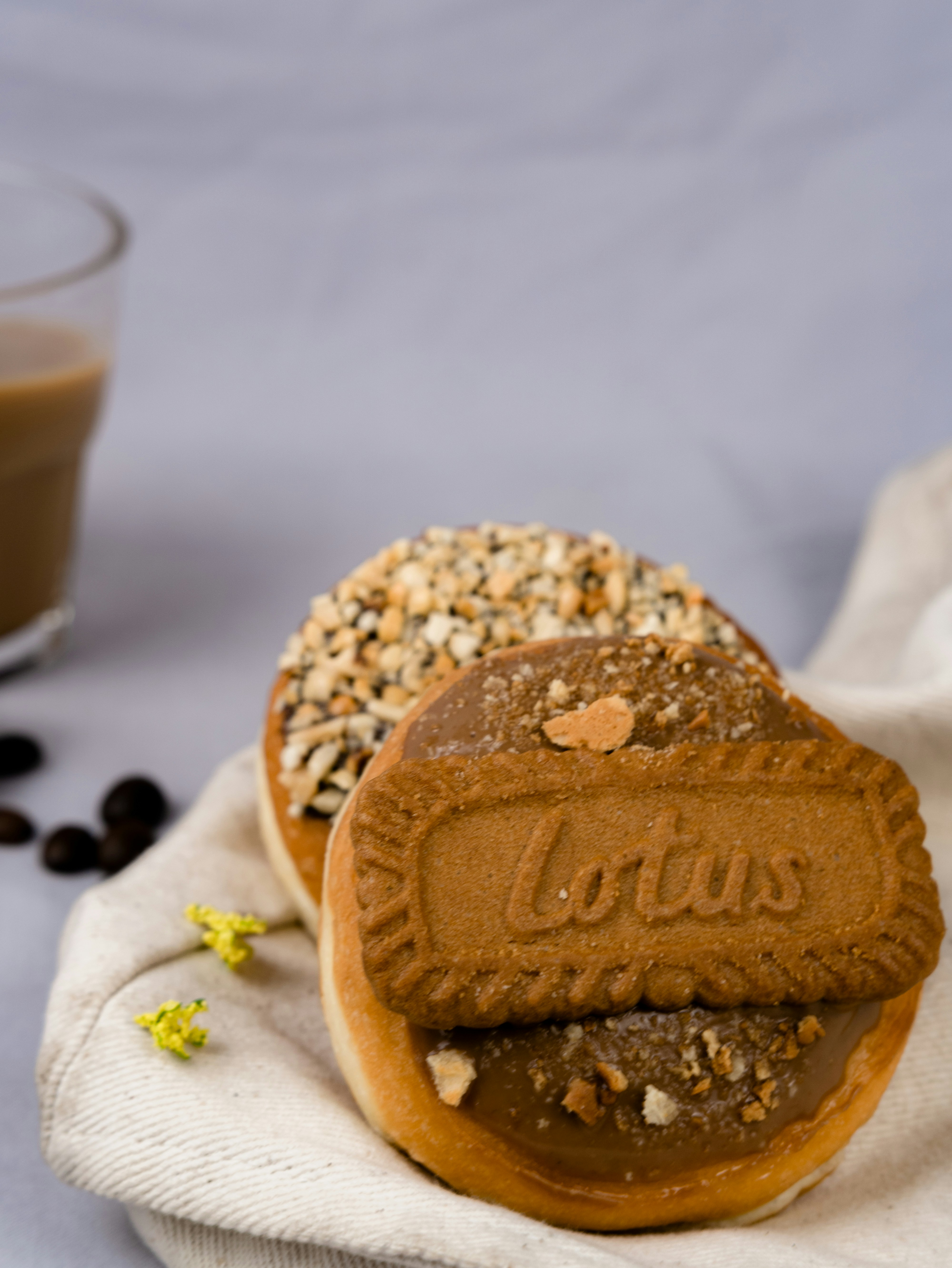 Deliziose ciambelle con una tazza di caffè.