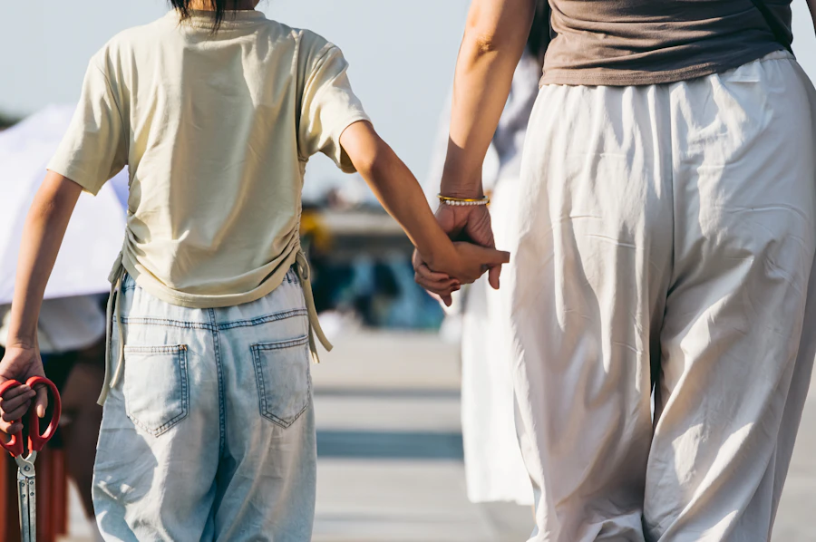 Una madre y su hijo caminan de la mano con el equipaje