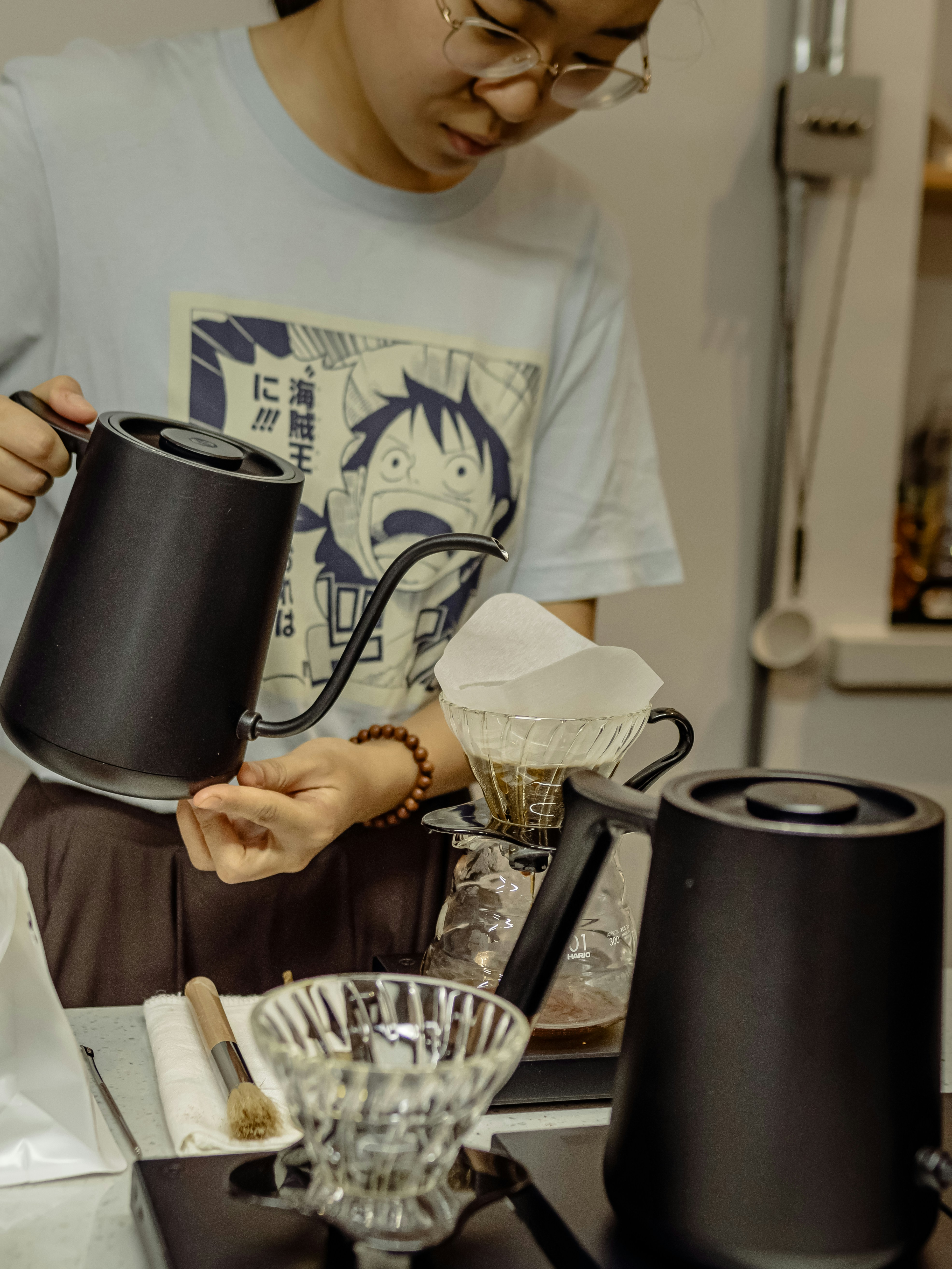Una persona vierte cuidadosamente el agua para preparar el café.