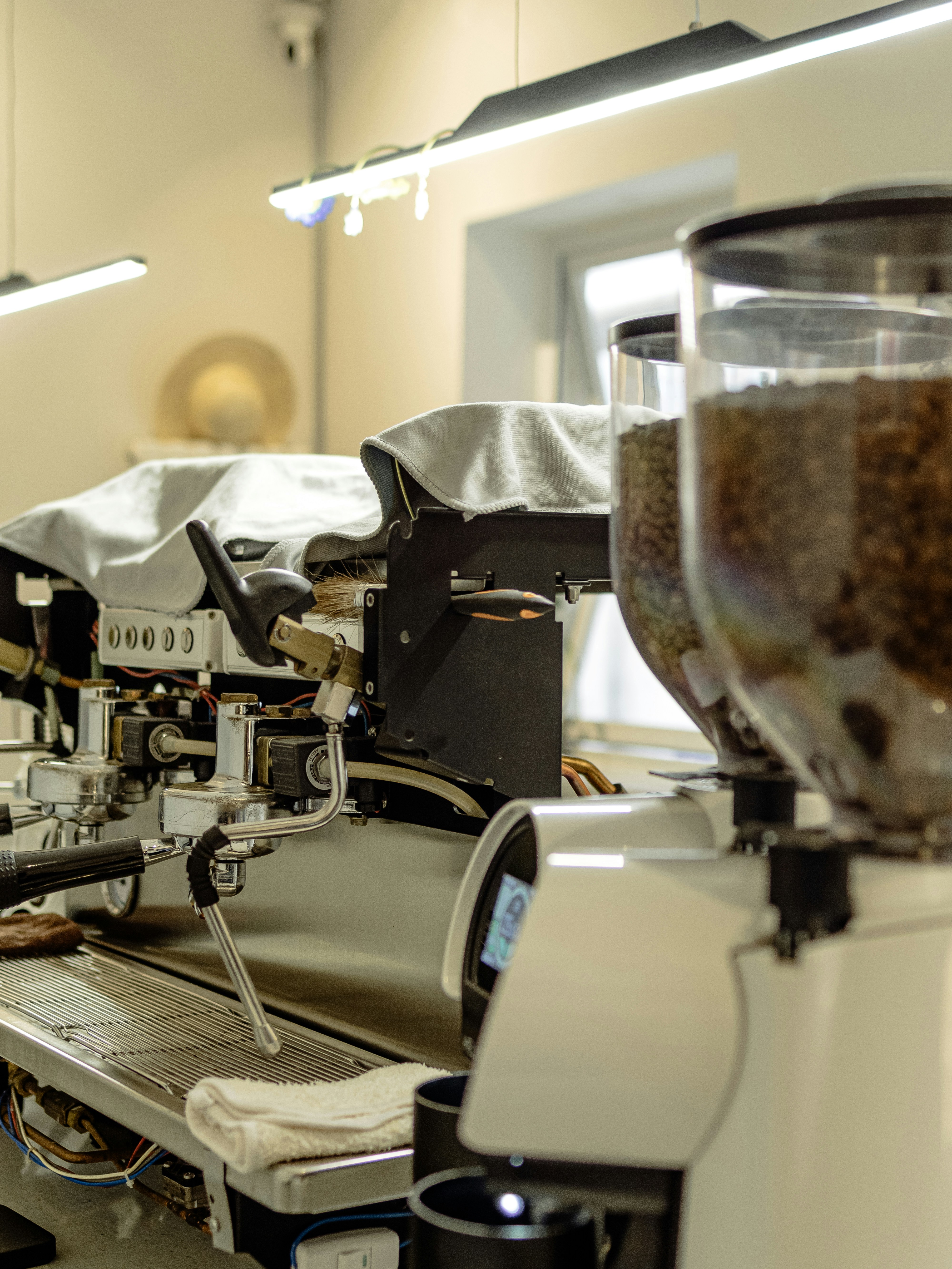 Una máquina de café se encuentra en un mostrador.