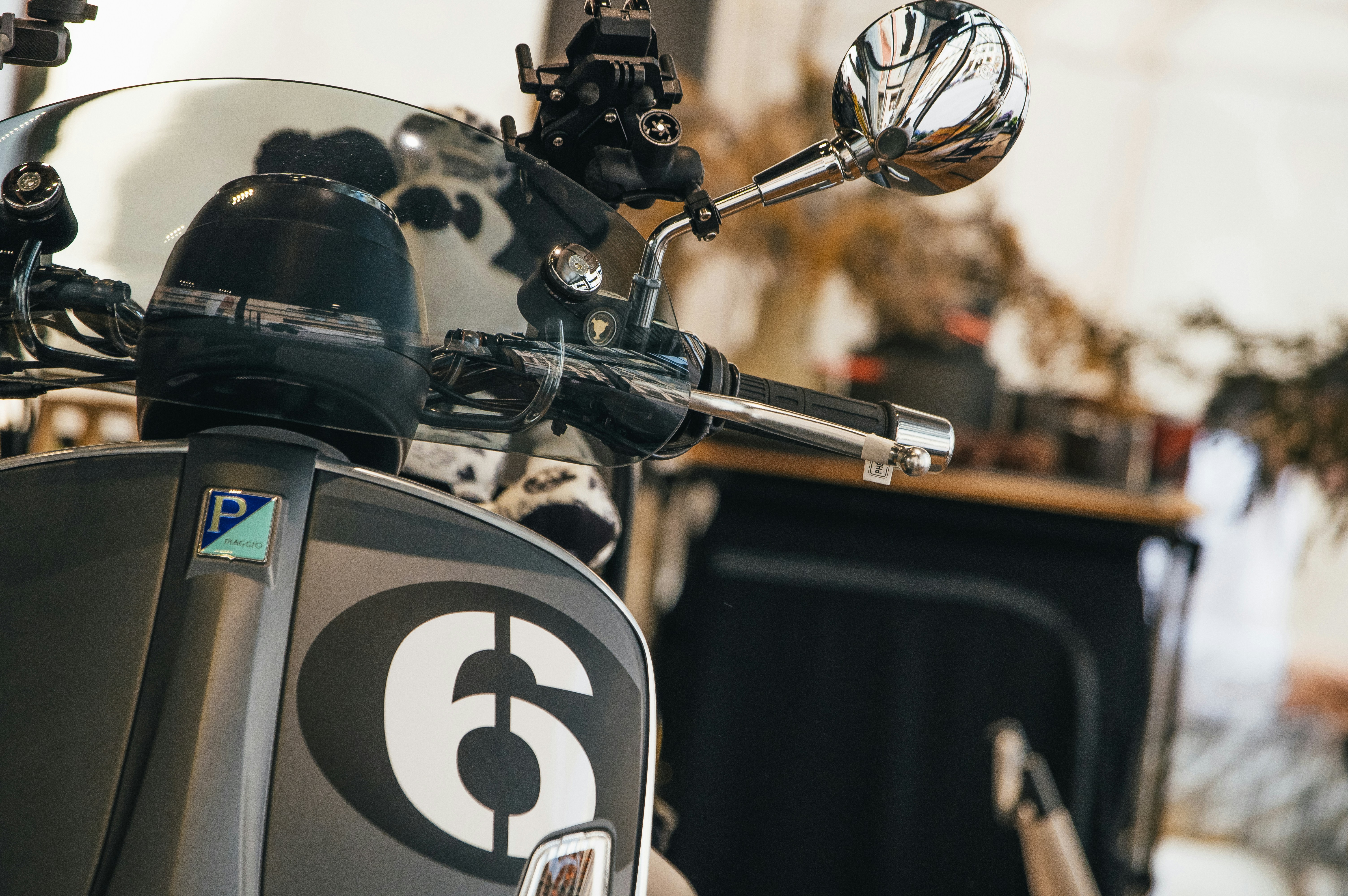 Vista de cerca de una vespa scooter.