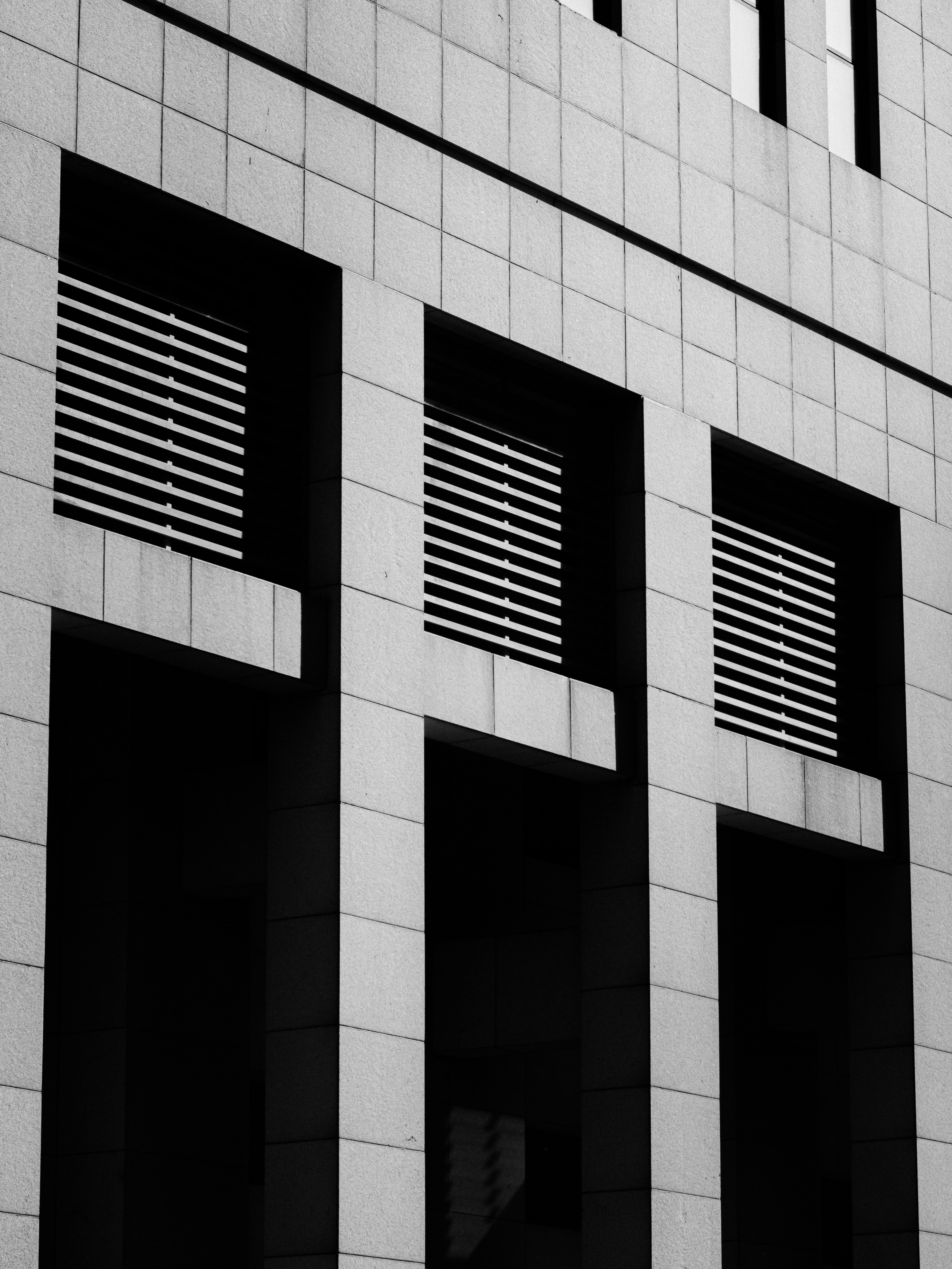 Una toma en blanco y negro del exterior de un edificio.