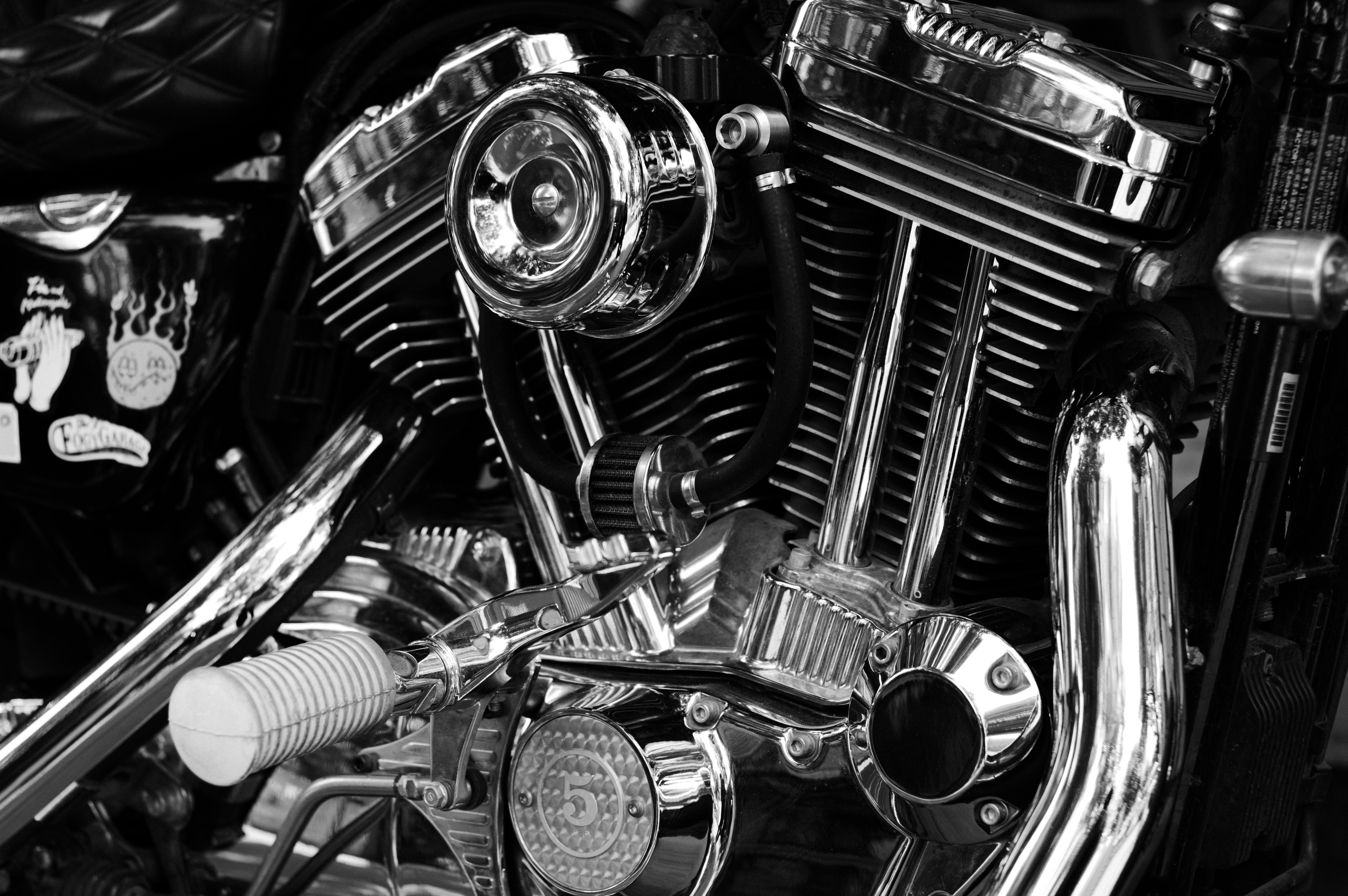 Detalles brillantes del motor de la motocicleta en blanco y negro.