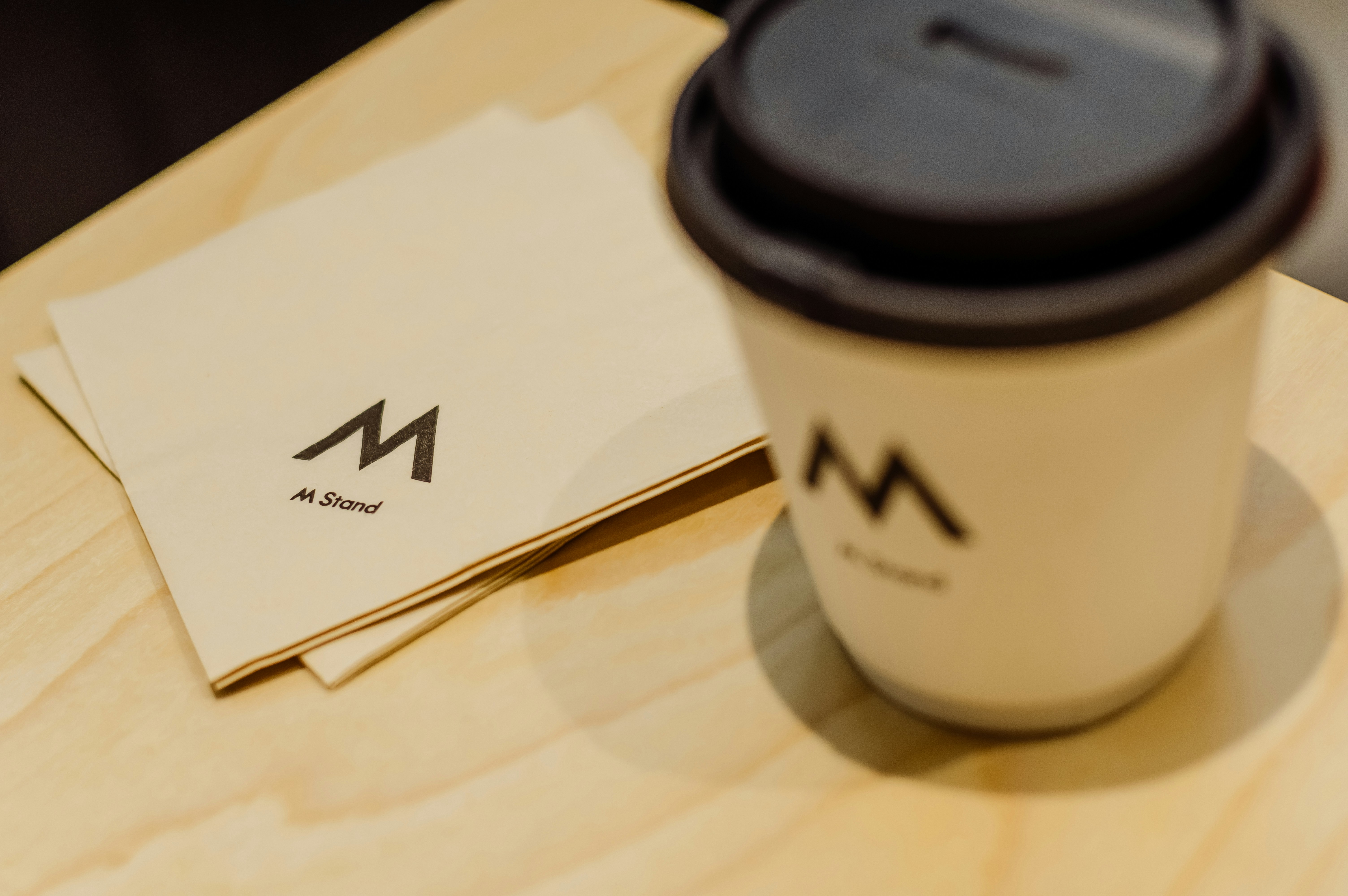Taza de café y servilletas con el mismo logo. foto – Imagen de Café ...
