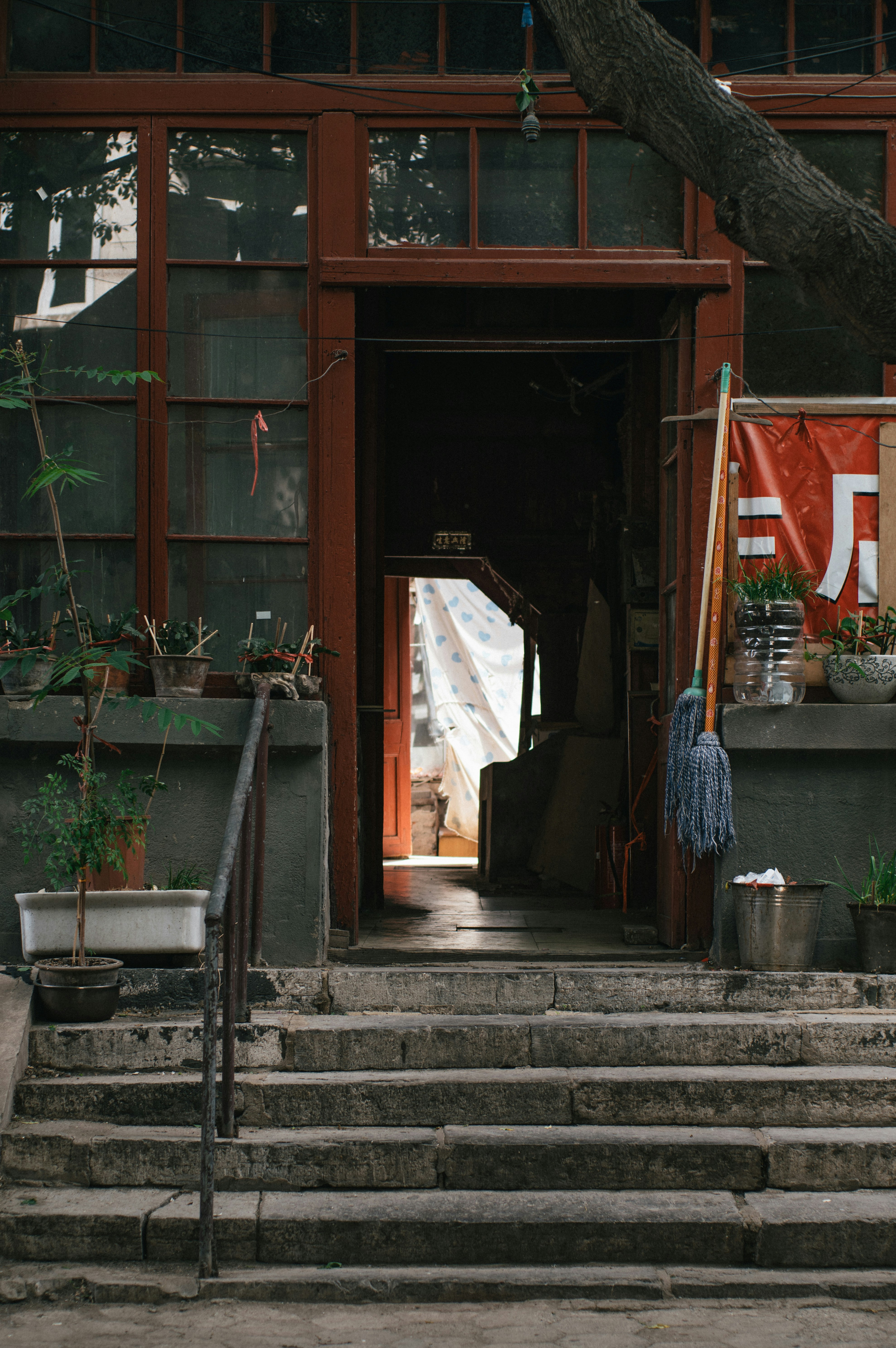 Una puerta hace señas desde un edificio con ribetes rojos.
