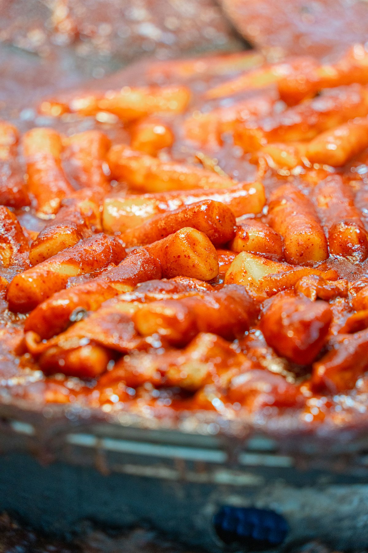 Bánh gạo tteokbokki sôi sùng sục trong nồi sốt gochujang đỏ au