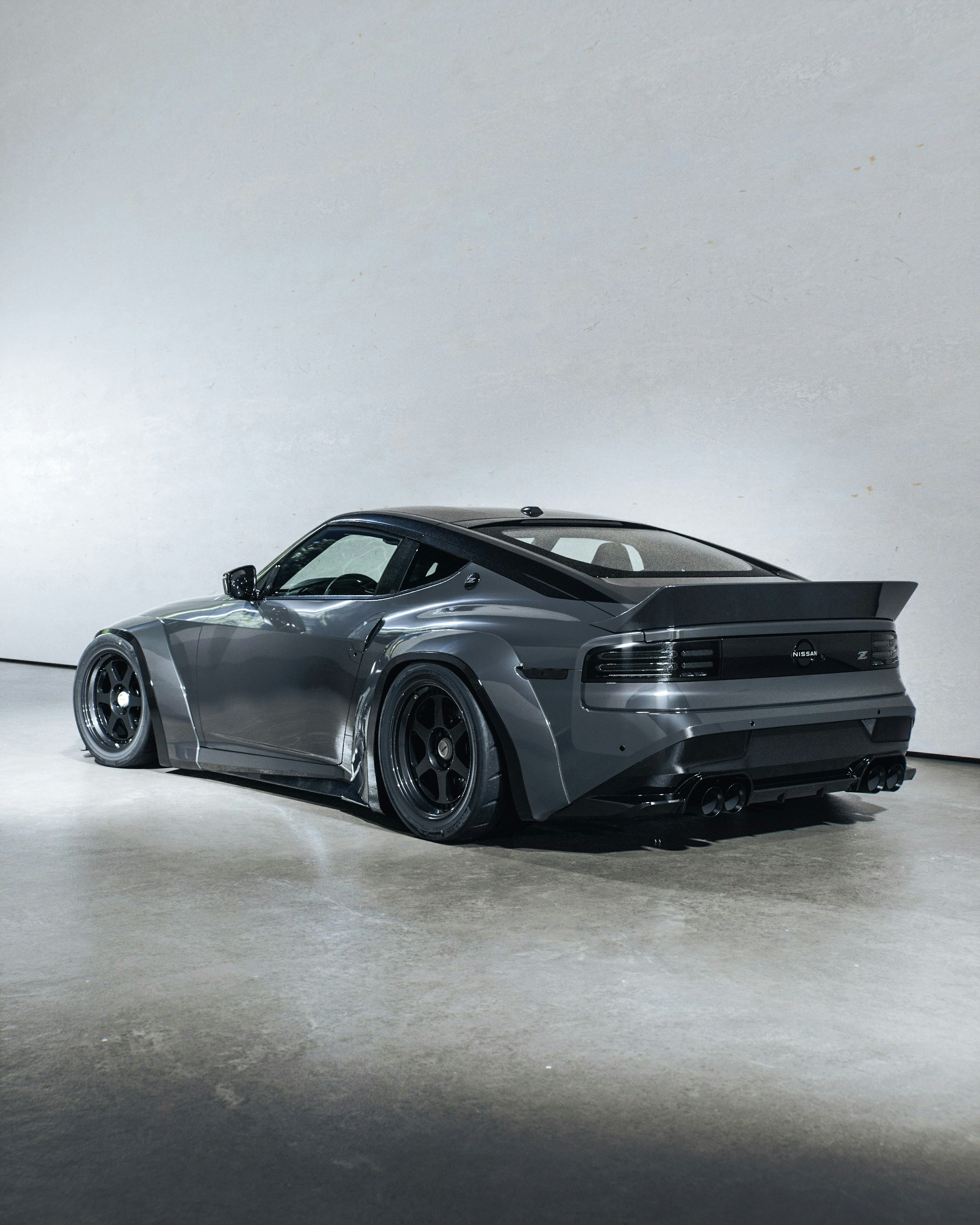 Um carro esportivo cinza posa elegantemente. foto – Imagem grátis sobre  Papel de parede na Unsplash, image size:3000x3750