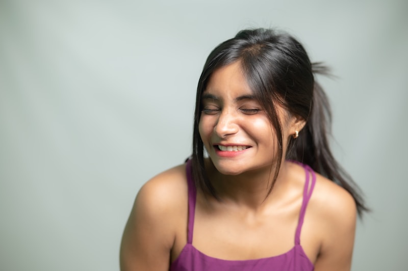 Femme rieuse au charme naturel