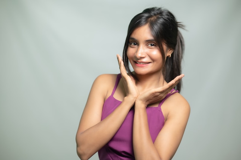 Femme souriante gestuelle charmante