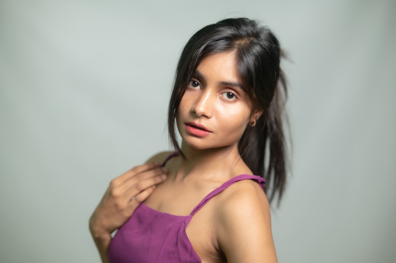 Femme séduisante face caméra